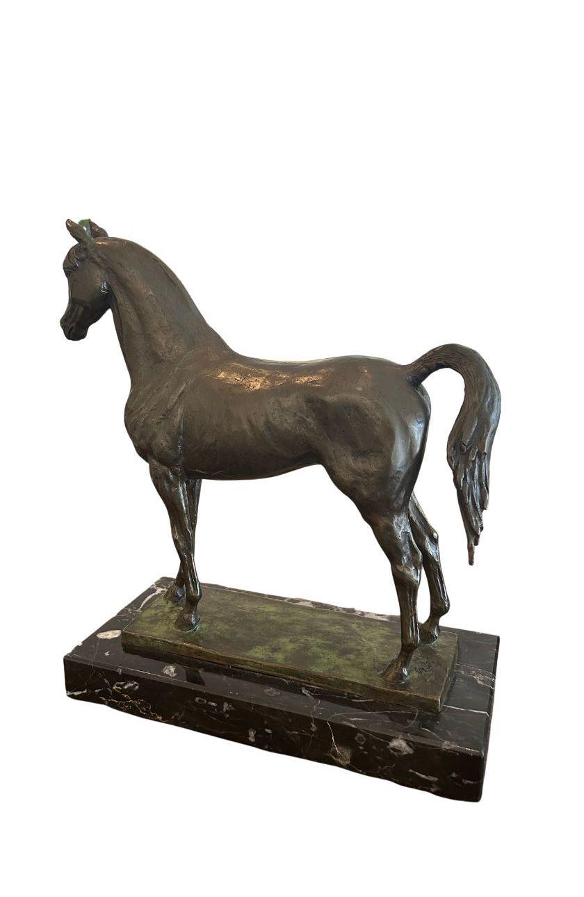 Una scultura realistica di un cavallo in piedi in bronzo su una base di marmo nero. La base in bronzo è patinata in un tono diverso per imitare il terreno.

Siegfried (Siggy) Puchta è nato nel 1933 in Germania da una famiglia di scultori. Arrivò in