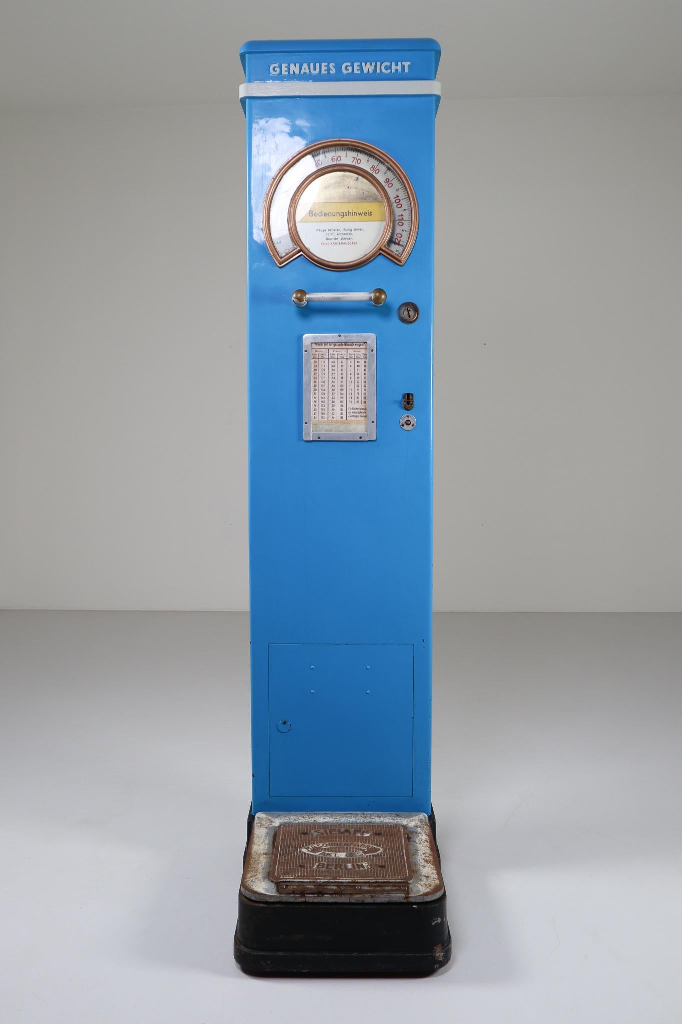 Sielaff Maschinenfabrik AG Personen Waage/Scale Berlin 1930 in Bleu enamel color. Amazing good original condition.

In June 1887, engineer Max Sielaff in Berlin was the first to receive a patent for a “vending machine”. After more than 125 years -