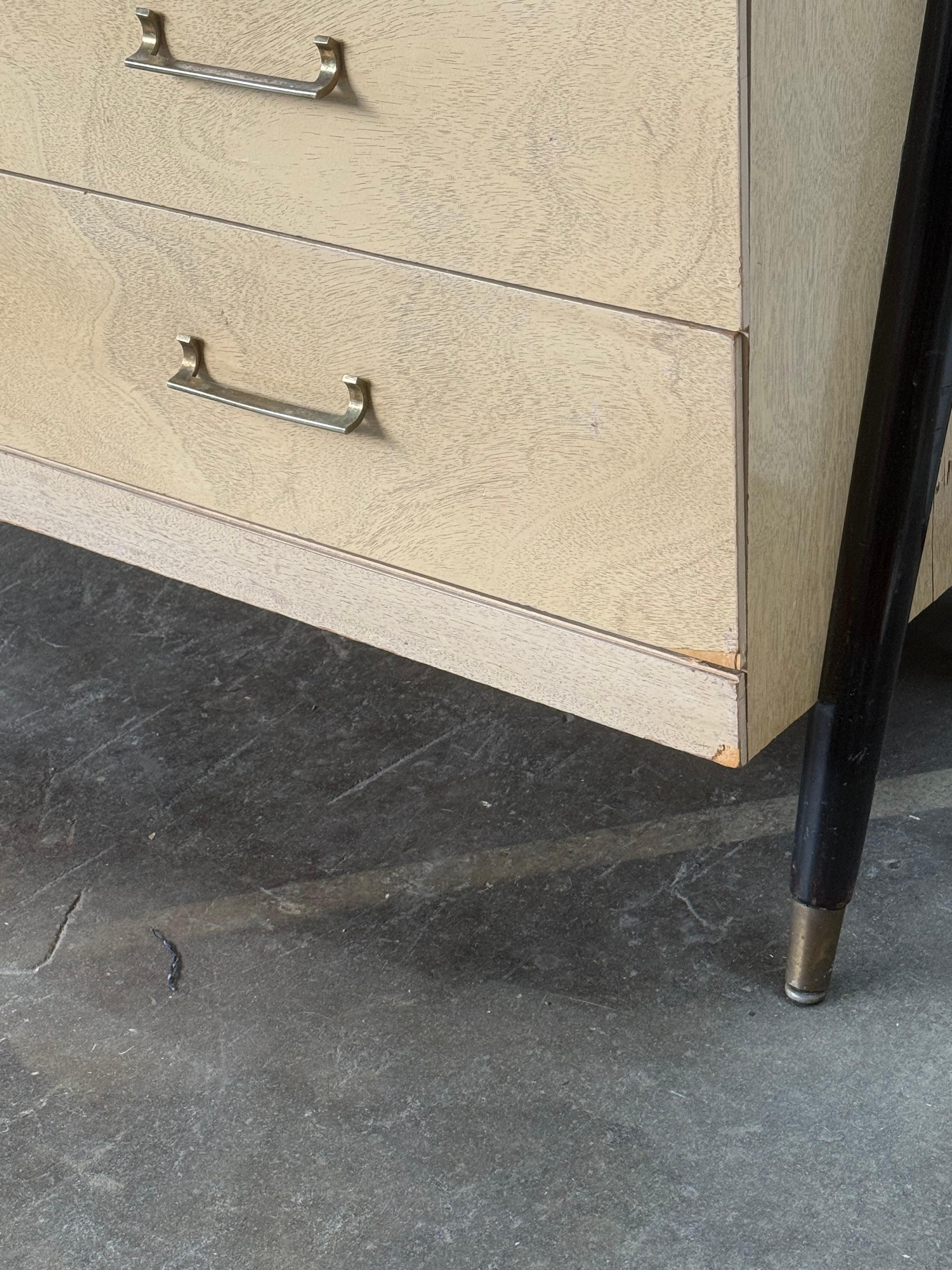 Comò moderno Sieling/Sideboard/Credenza con gambe scultoree in vendita 3