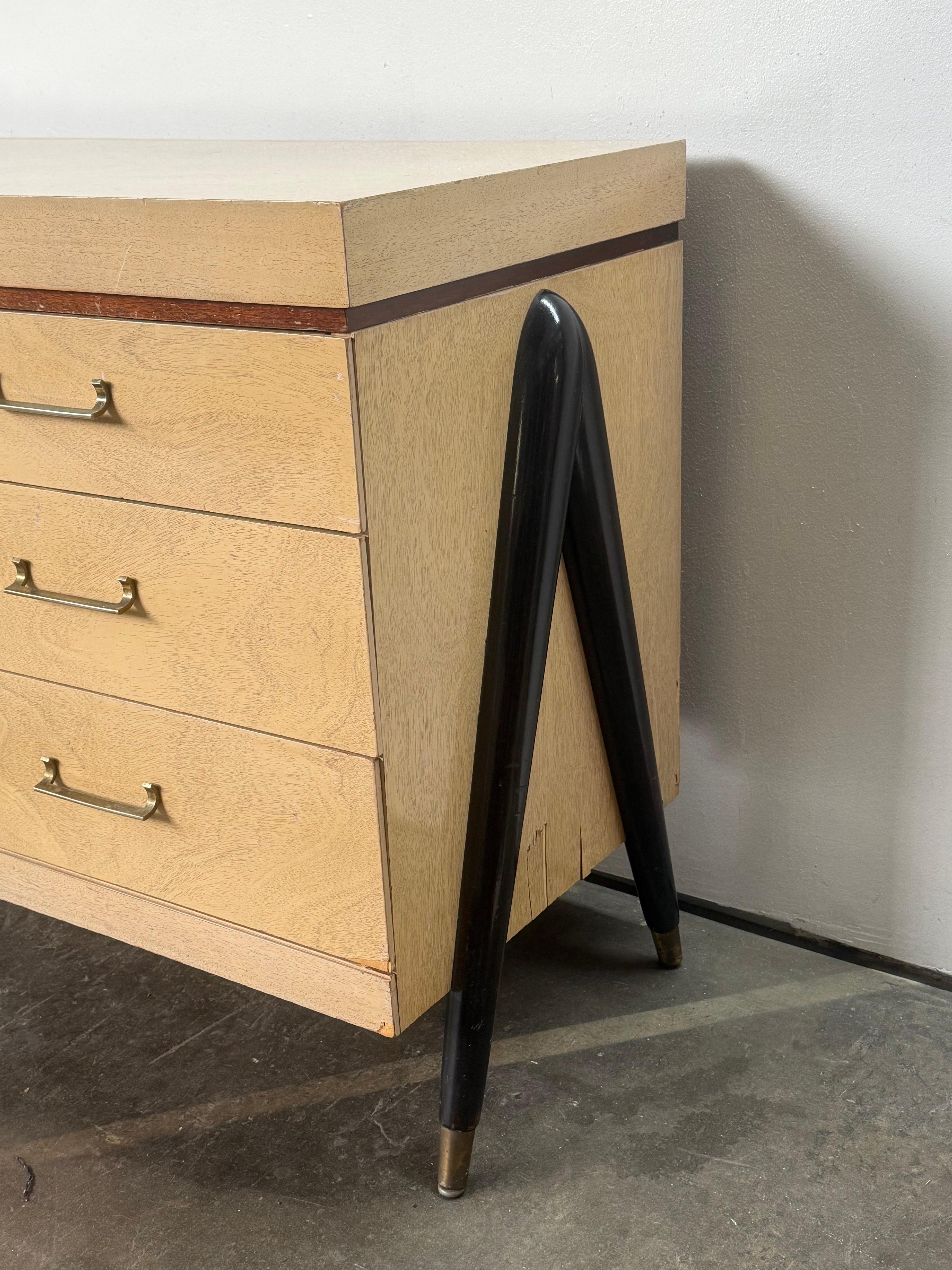 Comò moderno Sieling/Sideboard/Credenza con gambe scultoree in vendita 4