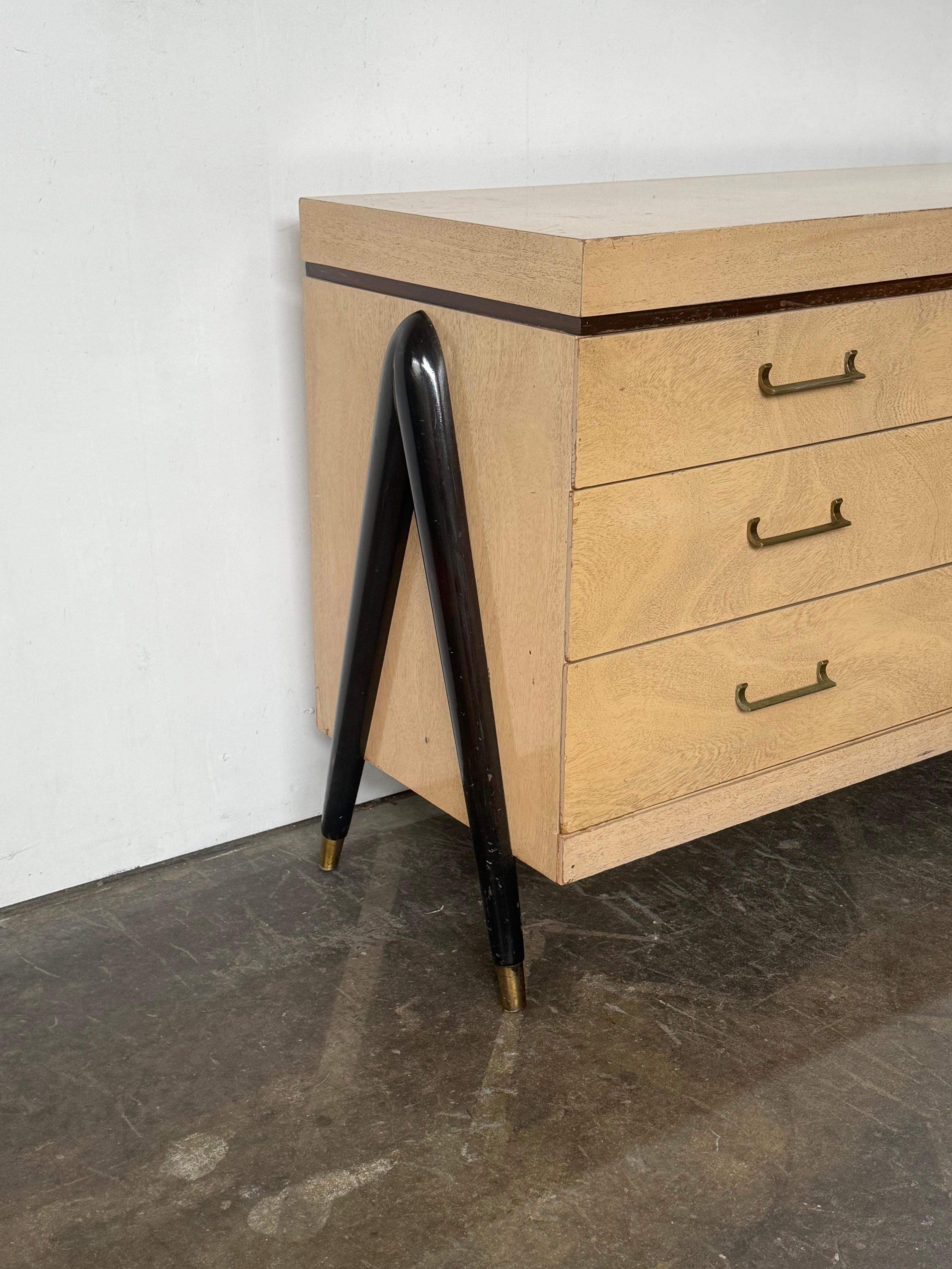 Comò moderno Sieling/Sideboard/Credenza con gambe scultoree in vendita 5