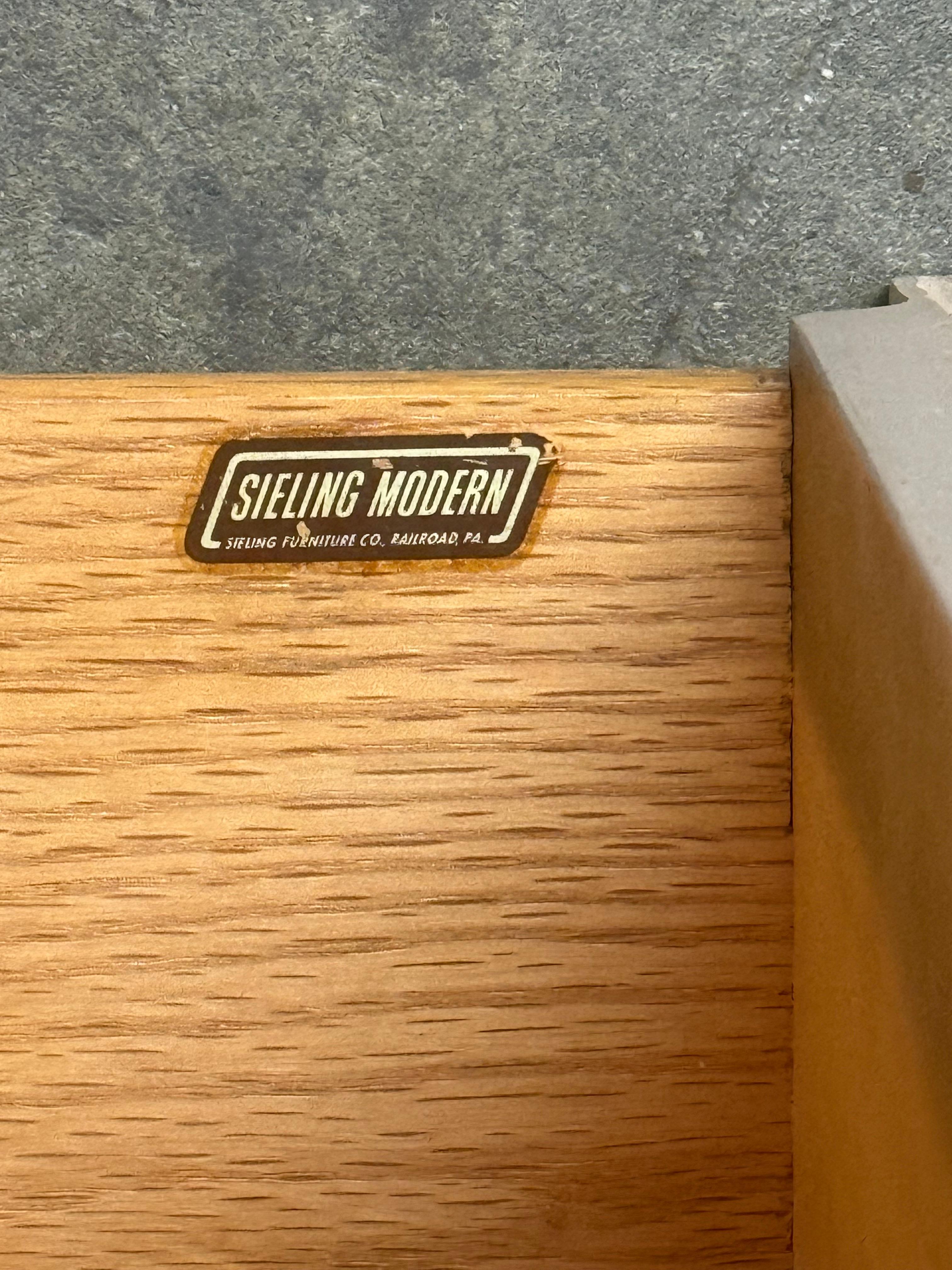 Comò moderno Sieling/Sideboard/Credenza con gambe scultoree in vendita 10