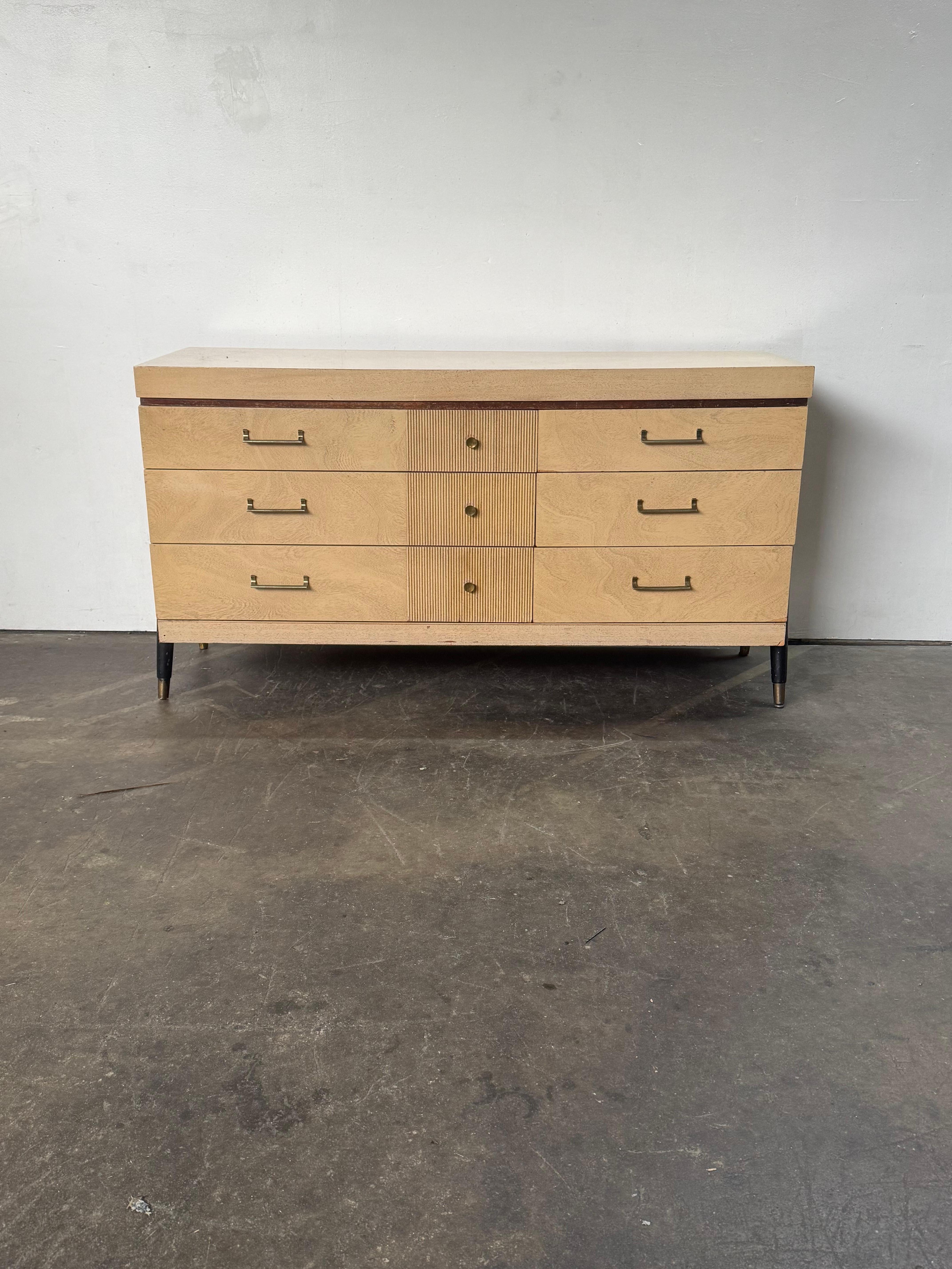 Mid-Century moderno Comò moderno Sieling/Sideboard/Credenza con gambe scultoree in vendita