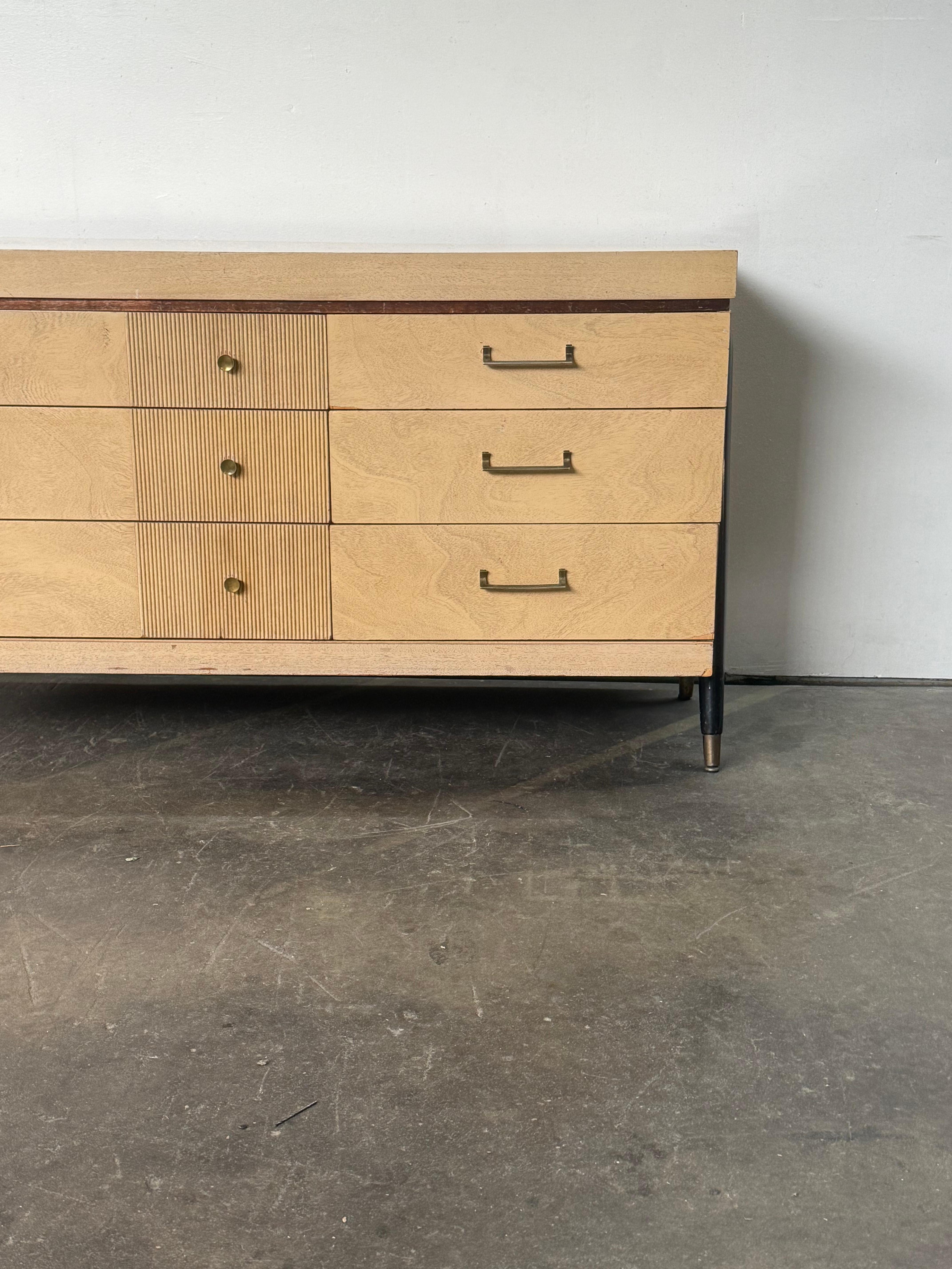 XX secolo Comò moderno Sieling/Sideboard/Credenza con gambe scultoree in vendita