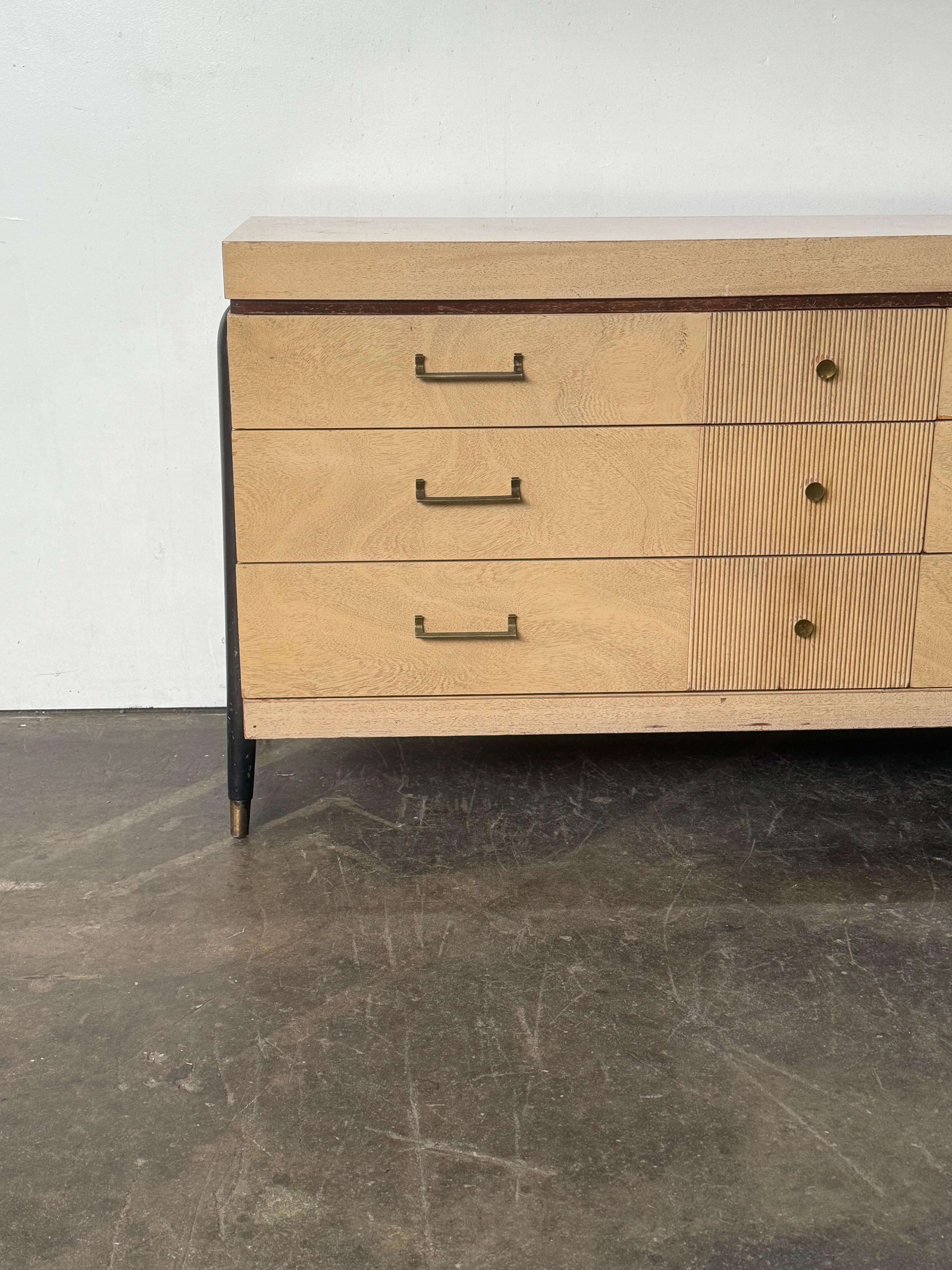 Legno Comò moderno Sieling/Sideboard/Credenza con gambe scultoree in vendita