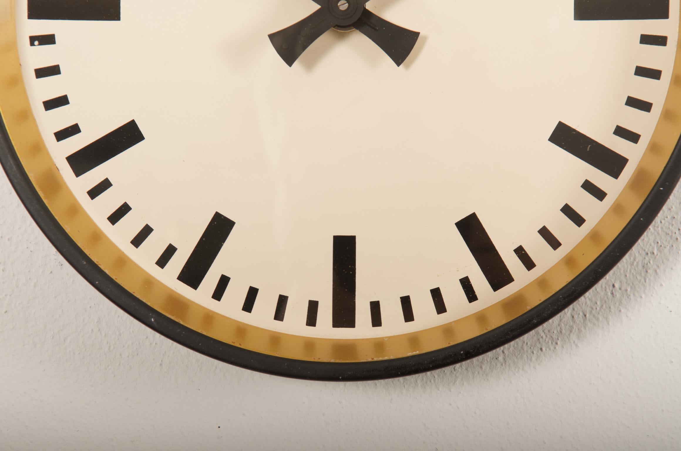 Steel painted clock face made in Germany in the 1950s.
Formerly a slave clock, it is now fitted with a modern quartz movement with a battery.