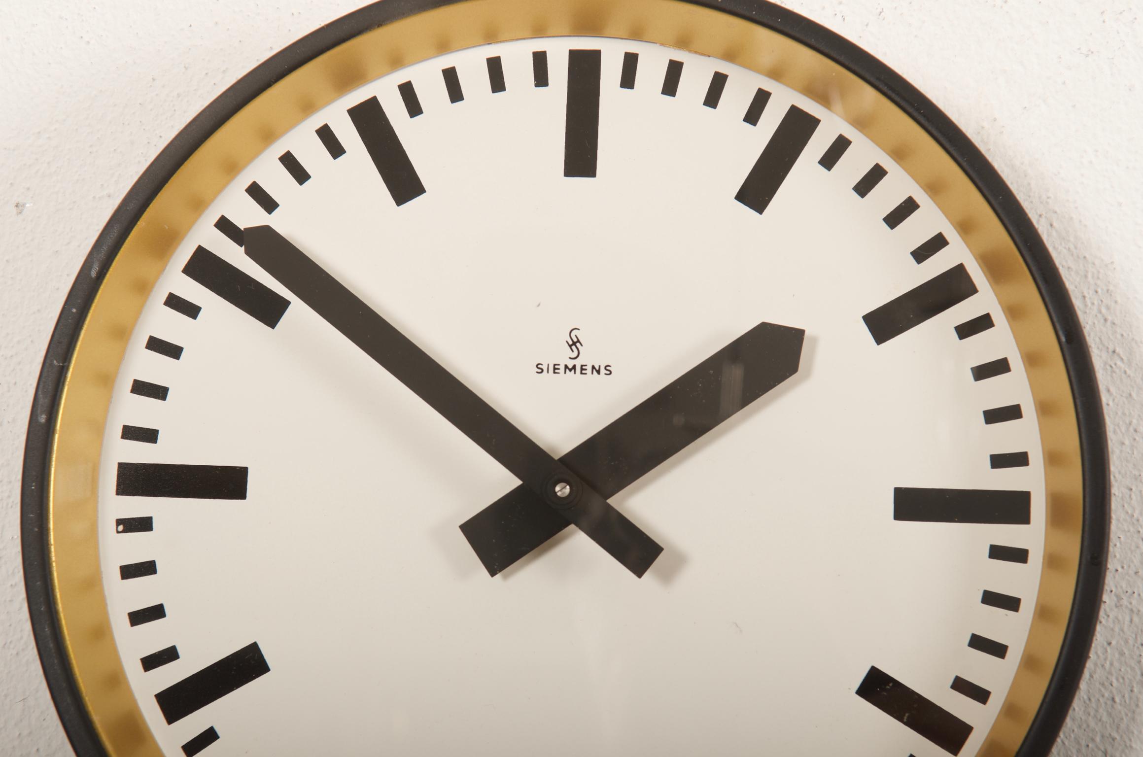 Steel painted clock face made in Germany in the 1950s.
Formerly a slave clock, it is now fitted with a modern quartz movement with a battery.