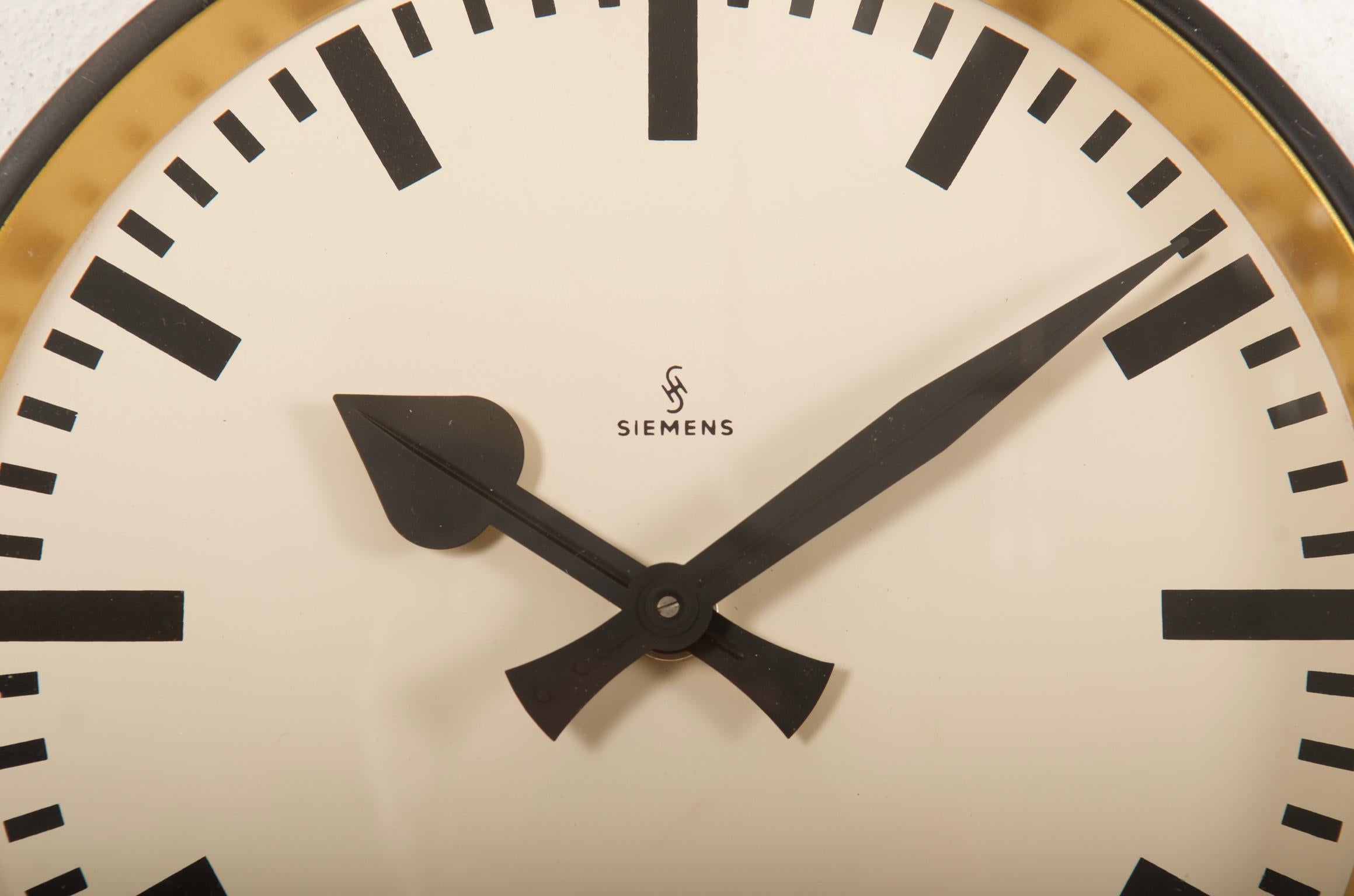 Siemens Factory, Station or Workshop Wall Clock In Good Condition For Sale In Vienna, AT