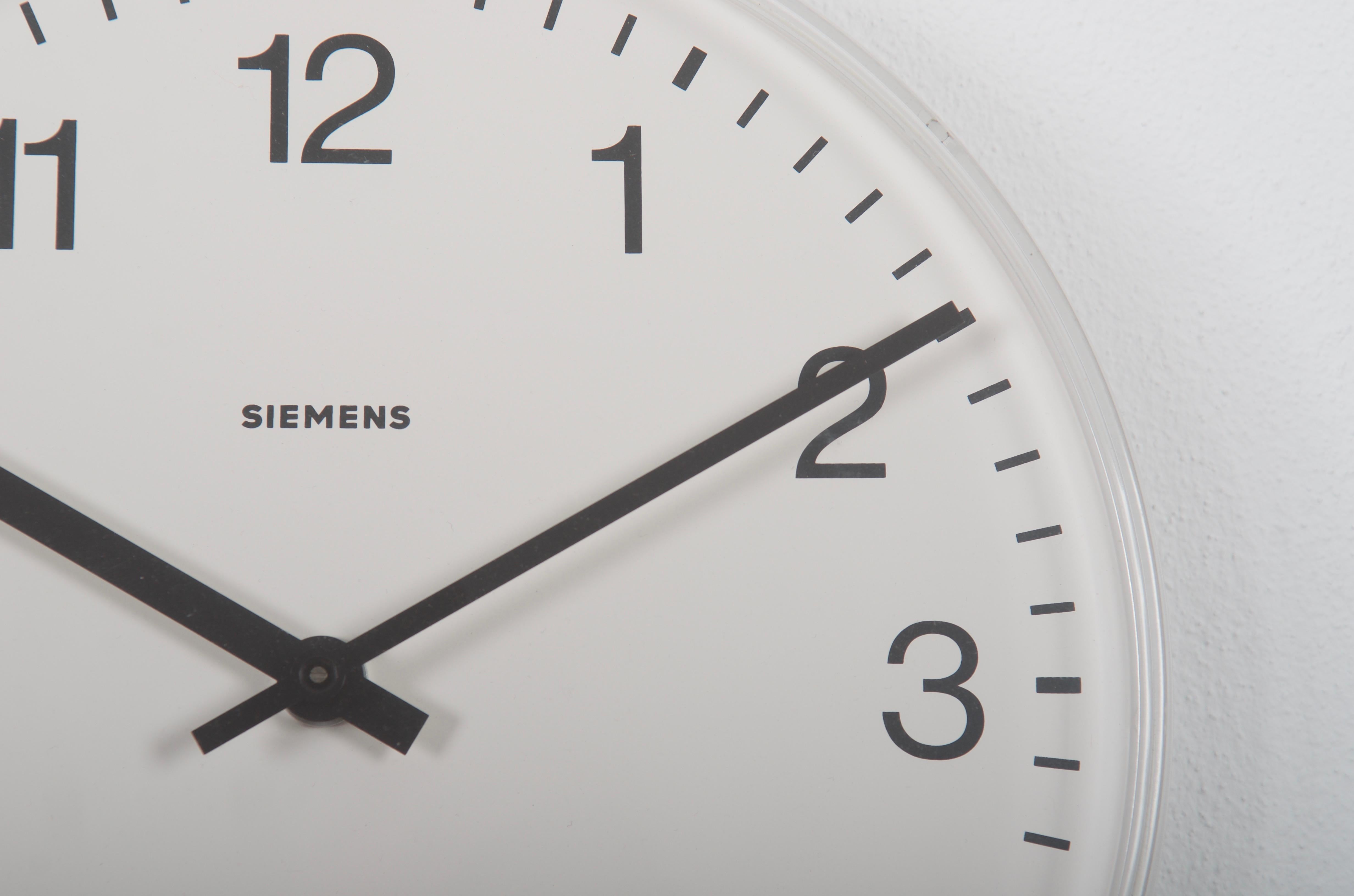 German station clock by Siemens from the late 1970s.
Formerly as a slave clock with mechanical movement, it is now fitted with a modern quartz movement with a battery.
Plastic frame with acryl glass front.