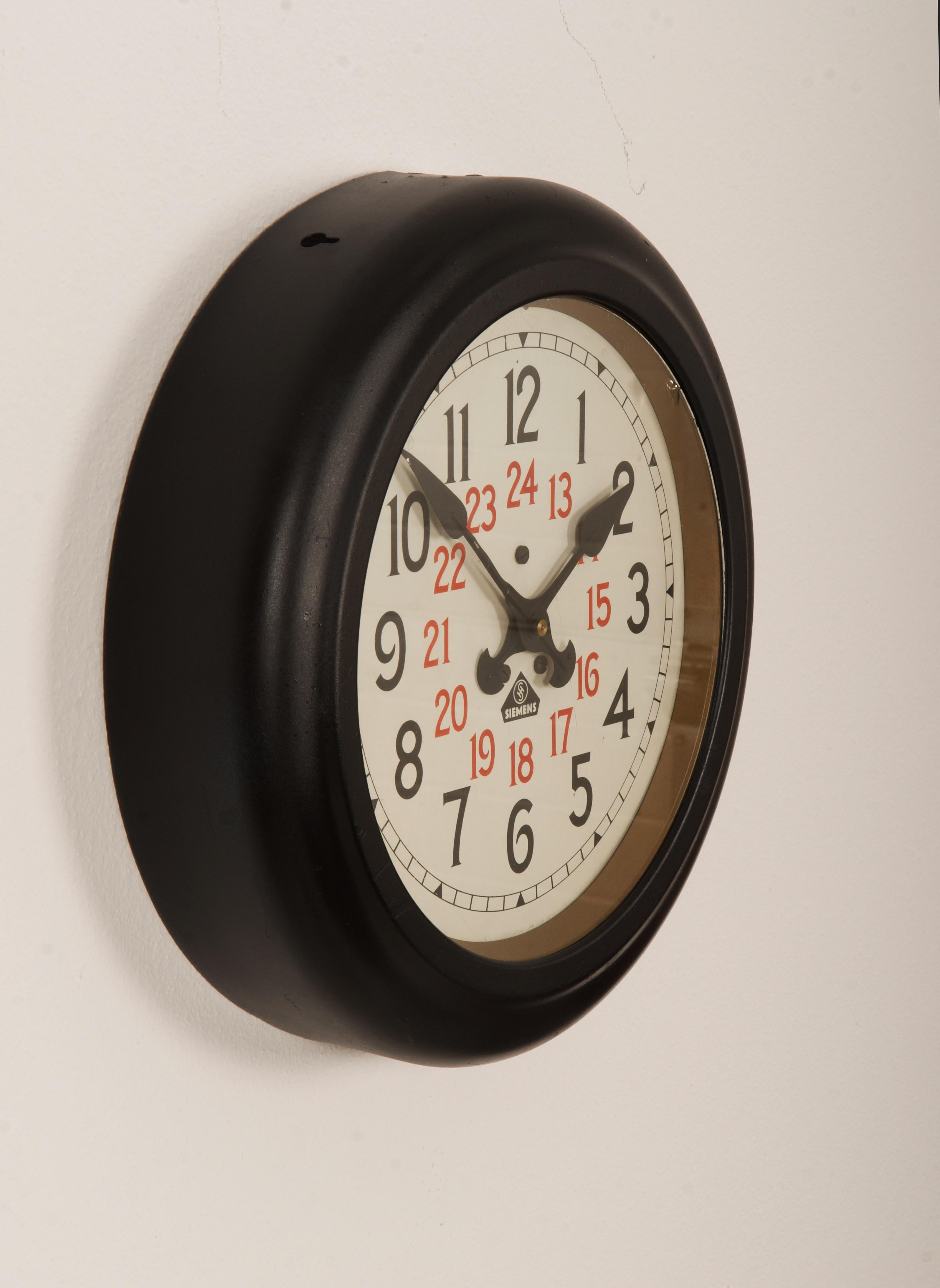 Acier Horloge murale d'usine ou d'atelier Bauhaus Halske en vente