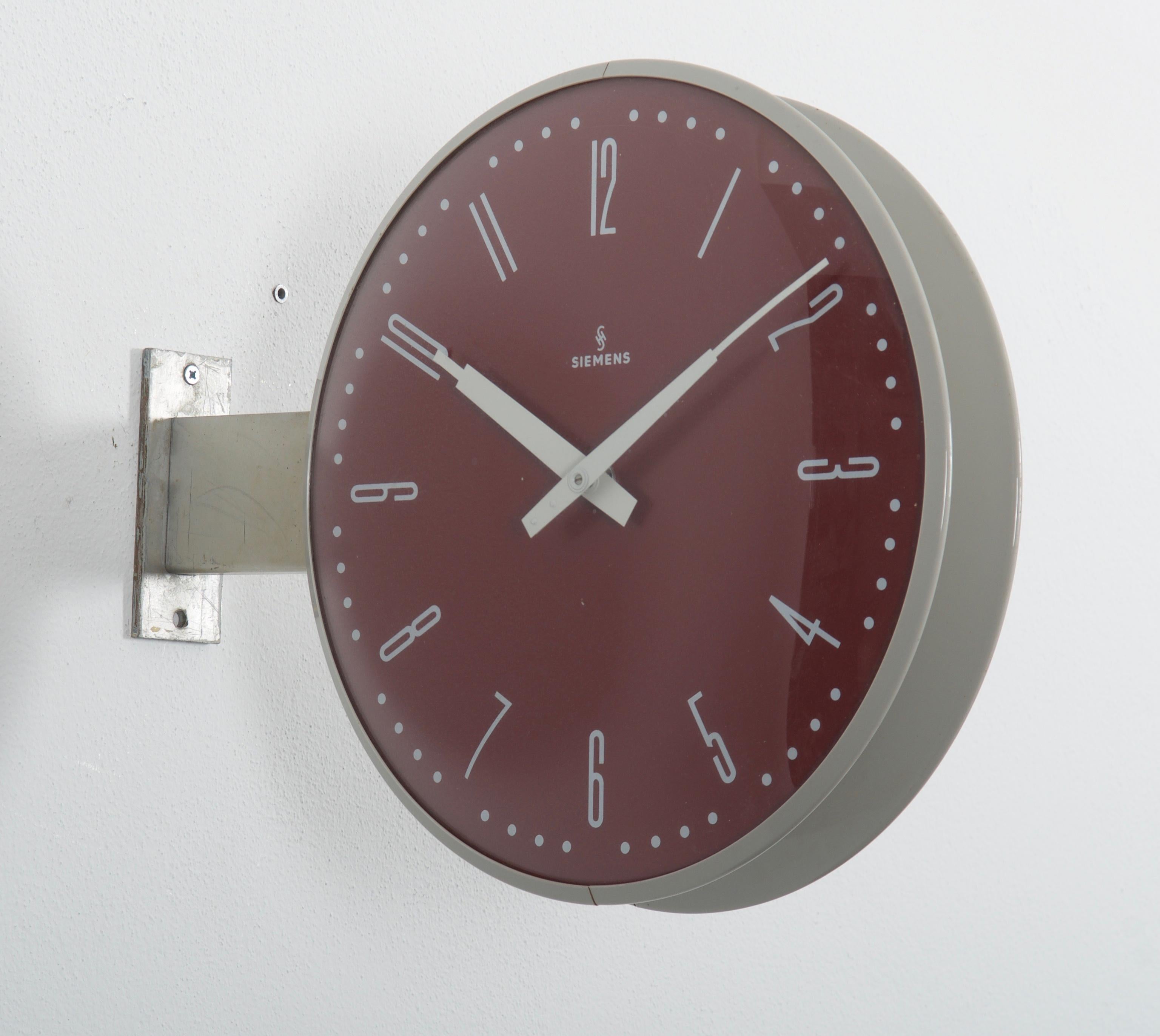 Grande horloge de gare allemande par Siemens & Halske du début des années 1970. 
Autrefois horloge d'esclave à mouvement mécanique:: elle est maintenant équipée d'un mouvement moderne à quartz avec une batterie. 
Cadre en acier/plastique avec verre