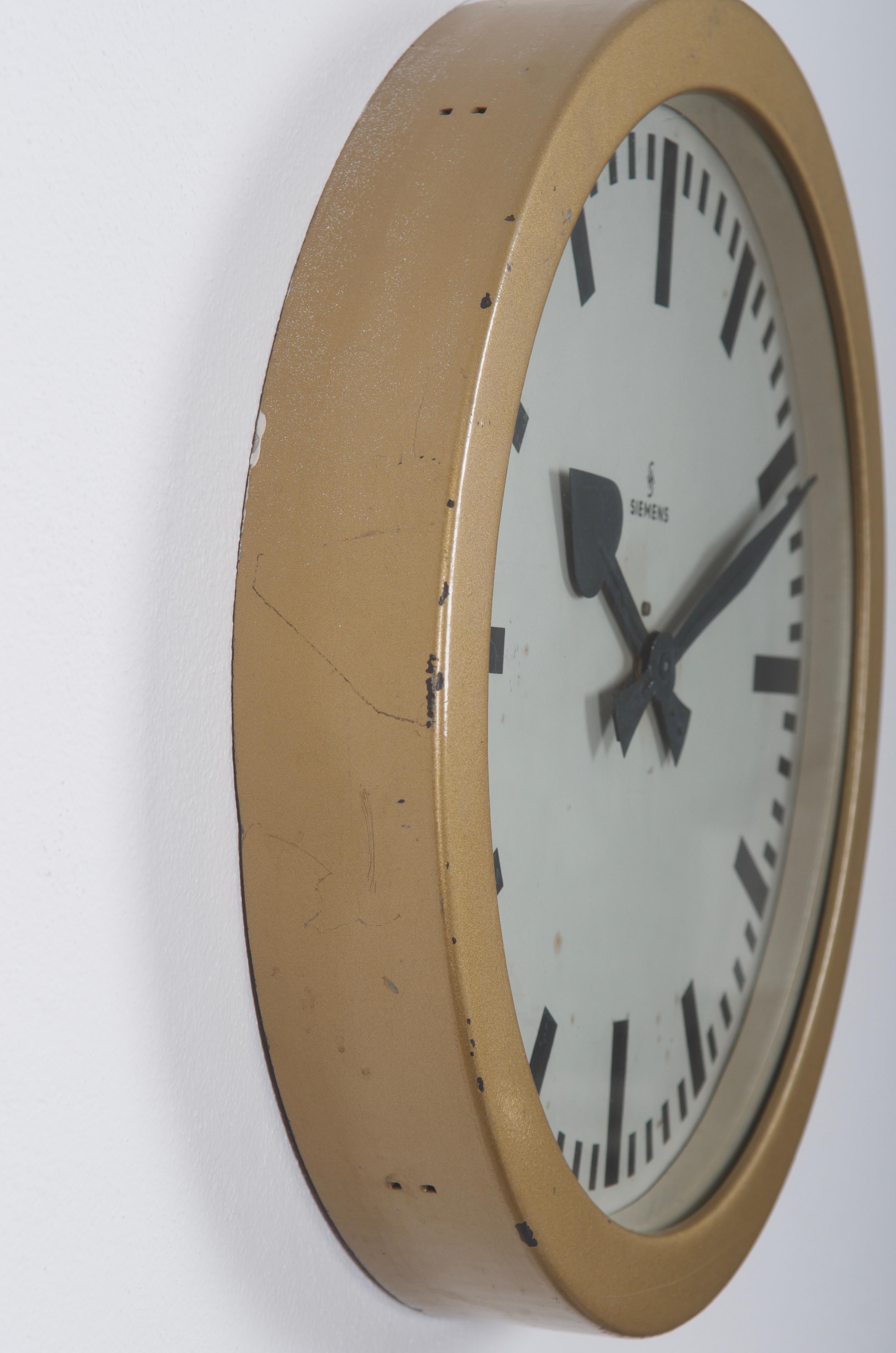 Grande horloge de gare allemande par Siemens & Halske du début des années 1950.
Autrefois horloge d'esclave à mouvement mécanique, elle est maintenant équipée d'un mouvement moderne à quartz avec une batterie.
Cadre en acier laqué avec façade en