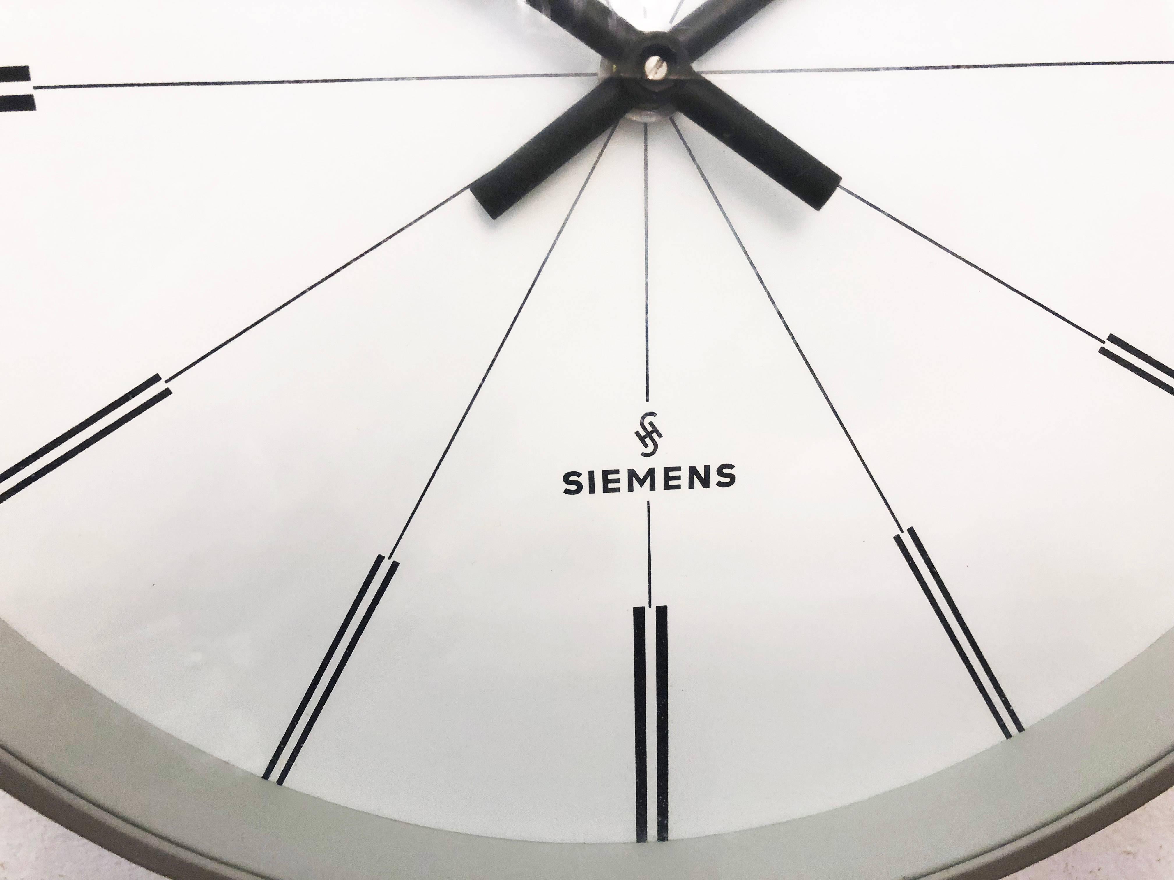 Peint Horloge murale d'usine ou d'atelier industriel Siemens en vente