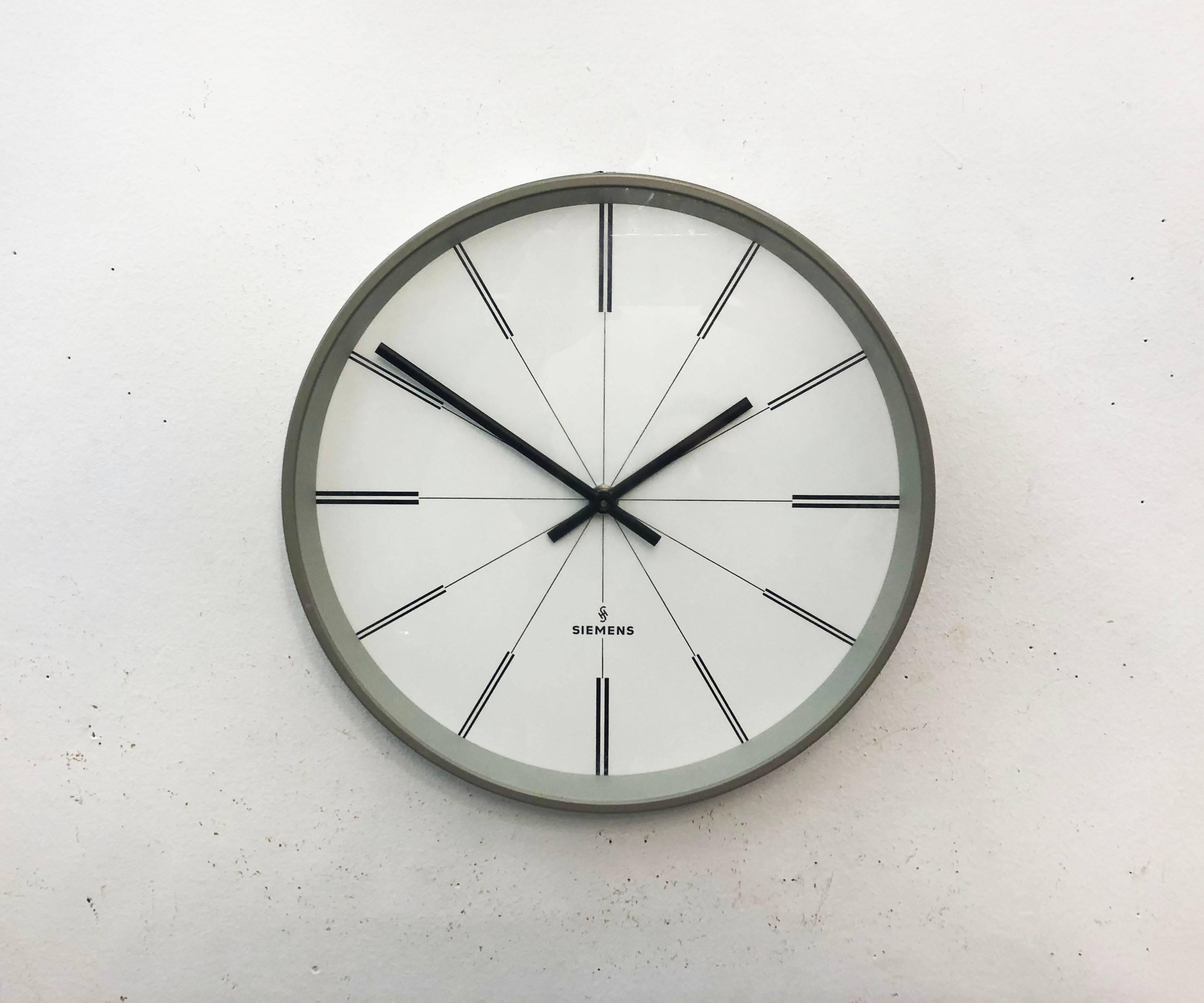 Milieu du XXe siècle Horloge murale d'usine ou d'atelier industriel Siemens en vente