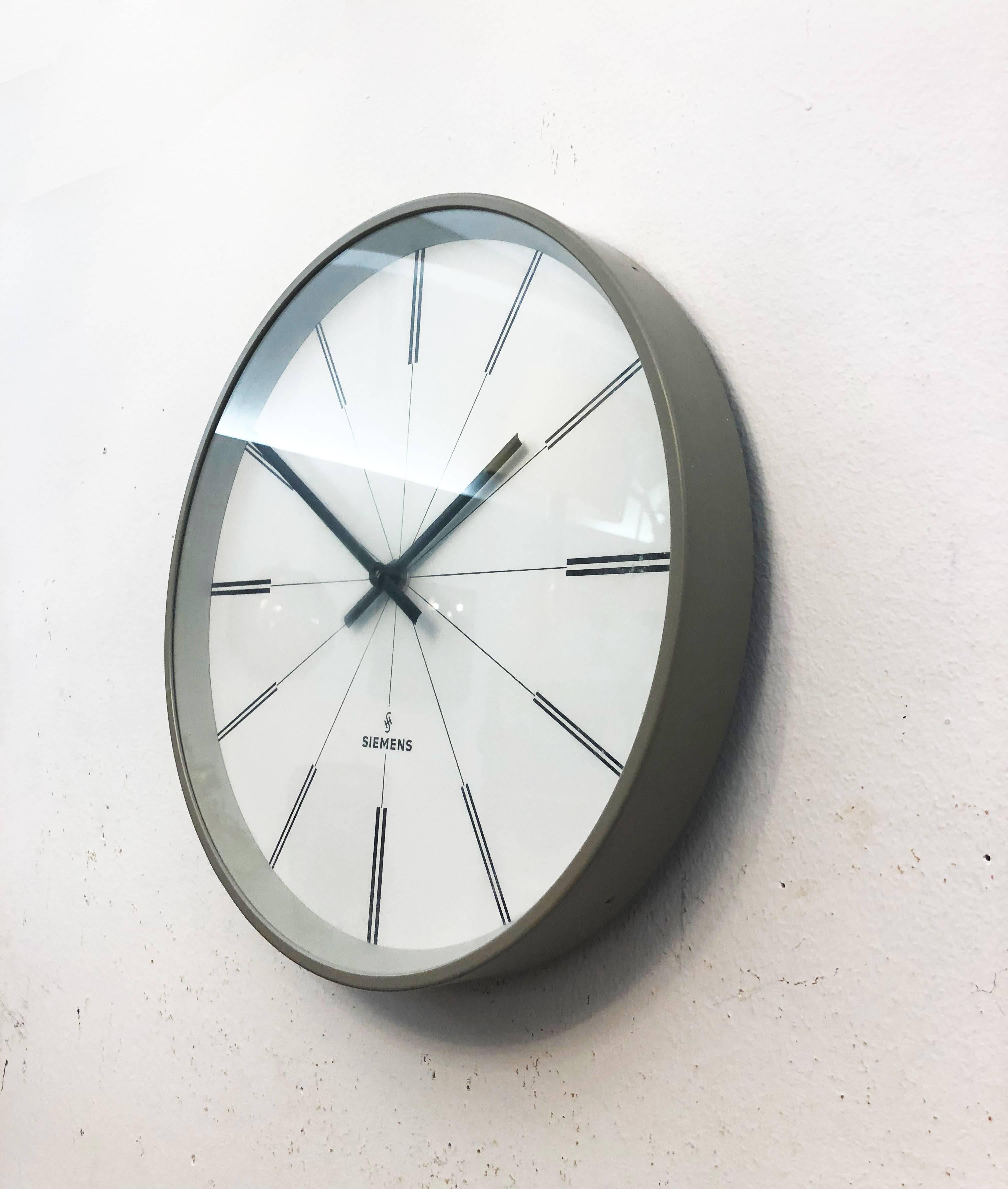 Siemens Industrial Factory or Workshop Wall Clock In Excellent Condition For Sale In Vienna, AT