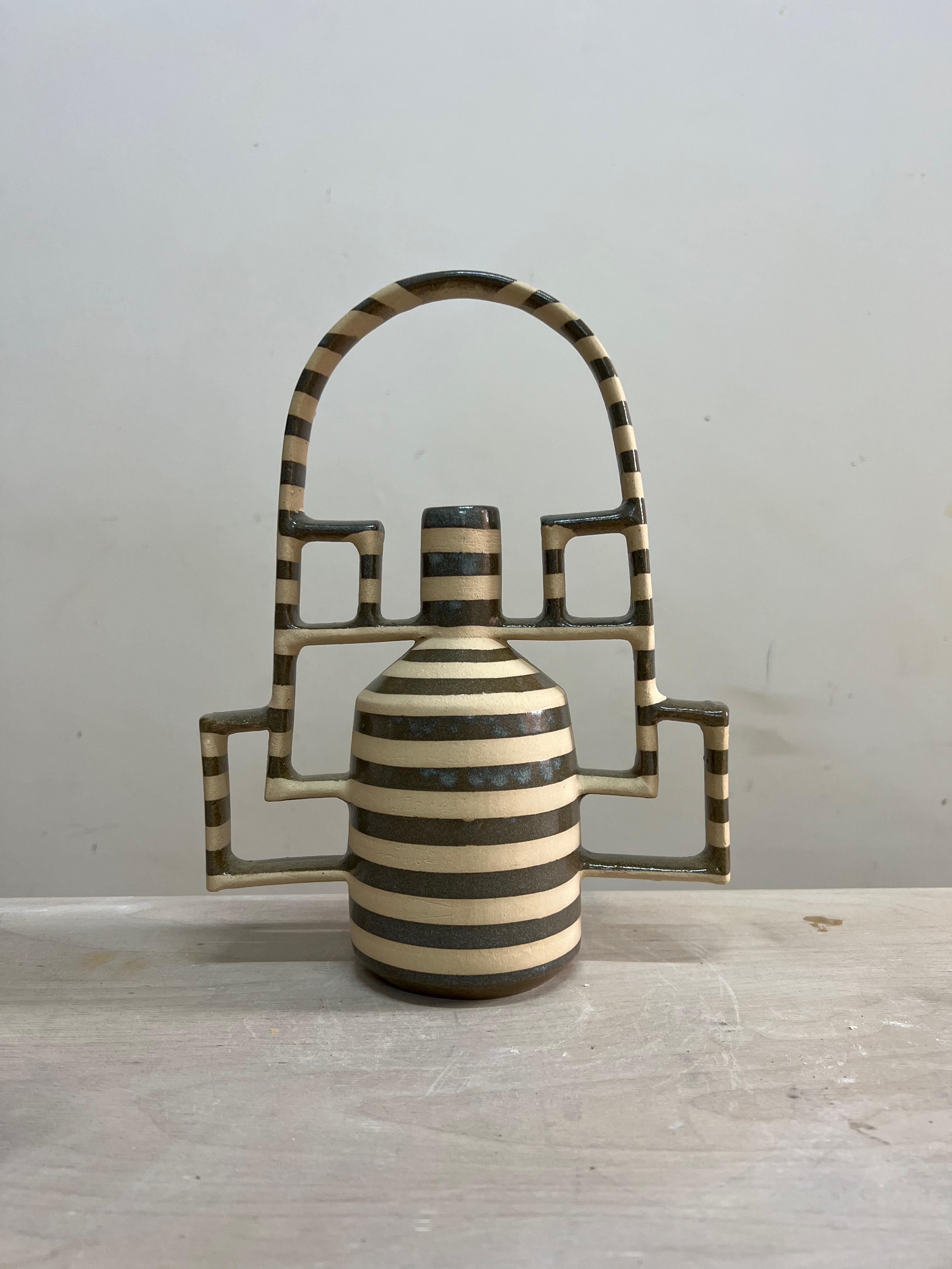 Una serie giocosa e concettuale di sculture fatte a mano in cui la superficie e la forma si spostano e ingannano. L'artista utilizza materiali terrosi per creare contraddizioni visive: illusioni ottiche, modelli deformati e geometrie inaspettate. A