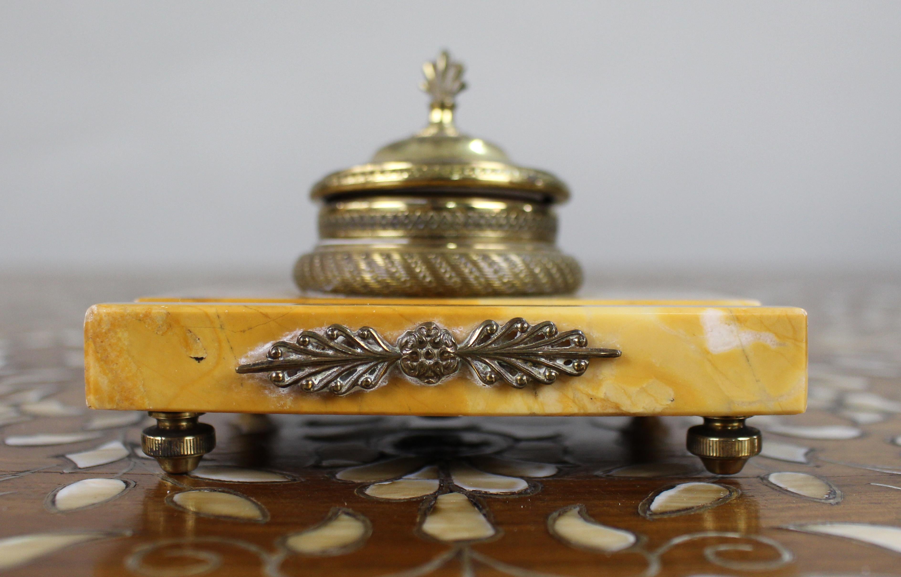 Tintero de mármol y ormolu de Siena, c.1900

Tintero de escritorio de buena calidad, circa 1900, engastado en cálido mármol de Siena con monturas de bronce dorado de estilo neoclásico. La tapa abovedada con bisagras está finamente decorada con