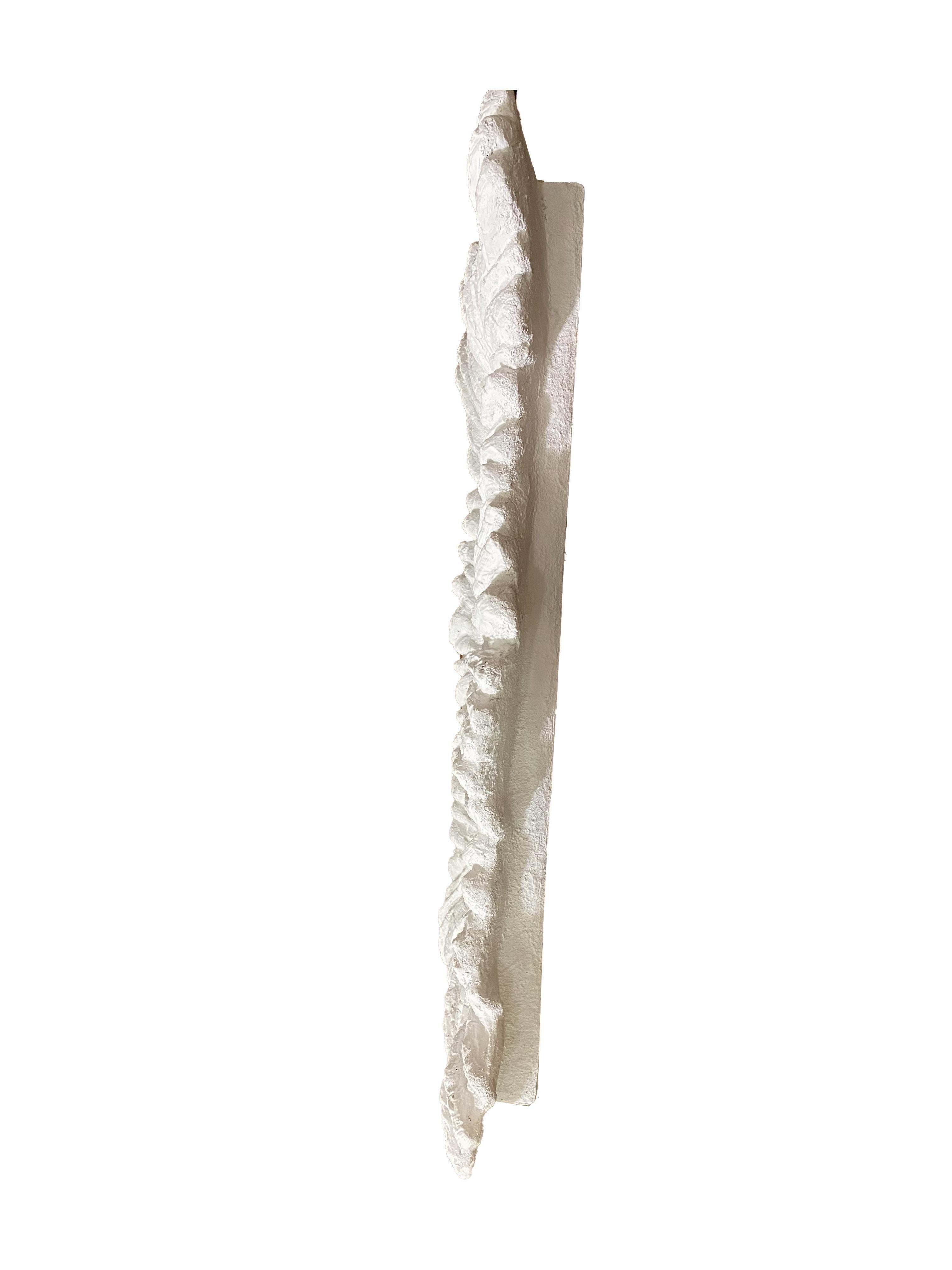 Siena Spiegel von Made Goods. Seine weiße, flache Oberfläche erinnert an Koralle und fügt sich gut in verschiedene Interieurs ein.