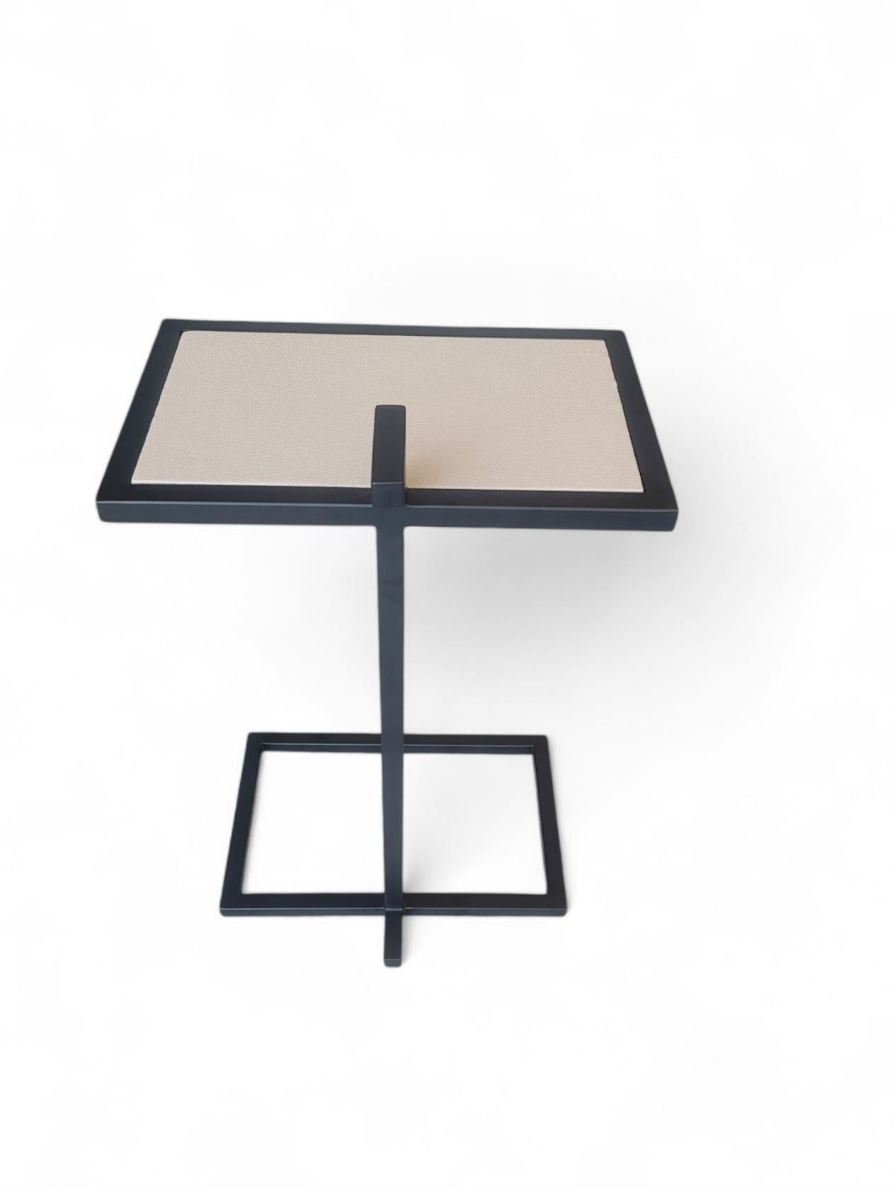 La table d'appoint Siena est une création de Soluzioni conçue pour être une merveilleuse petite table de service. Il peut être placé en dessous comme un porte-à-faux, ou simplement placé le long du côté. Elle est présentée dans un corps en Steele