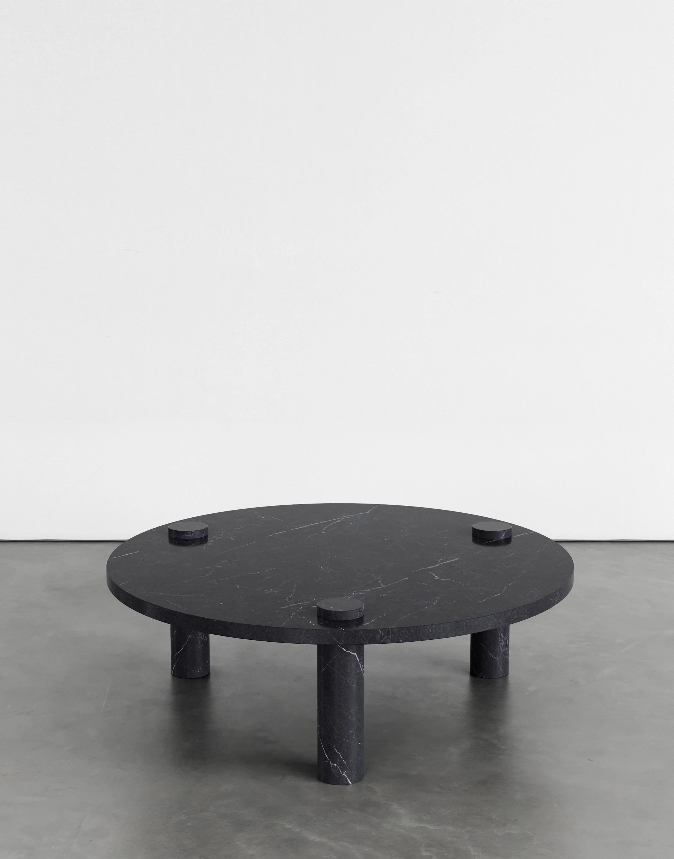 Table basse Sienna 100 par Agglomerati 
Dimensions : L 100 x H 33 cm 
Matériaux : Marquina noir. Disponible dans d'autres pierres. 

Agglomerati est un studio basé à Londres qui crée des meubles en pierre distinctifs. Fondé en 2019 par le