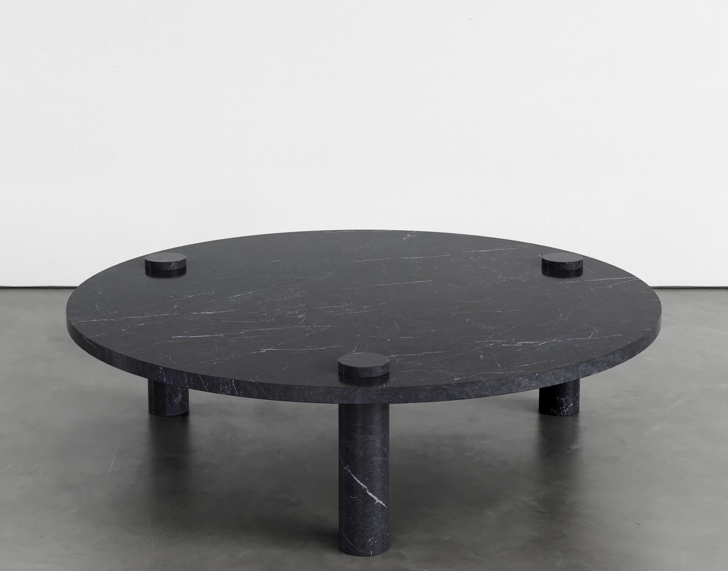 Table basse Sienna 120 par Agglomerati 
Dimensions : L 120 x H 33 cm 
Matériaux : Marquina noir. Disponible dans d'autres pierres. 

Agglomerati est un studio londonien qui crée des meubles en pierre originaux. Établi en 2019 par le designer