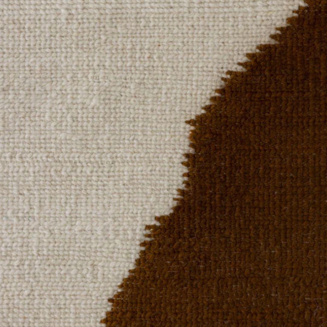 Der Sienna zeichnet sich durch ein kühnes und harmonisches Design aus, das durch geschwungene organische Formen in einer warmen und erdigen Farbpalette definiert wird.

Das Zusammenspiel von tiefem Noir, sanftem Neutralbeige und satten Karamelltönen
