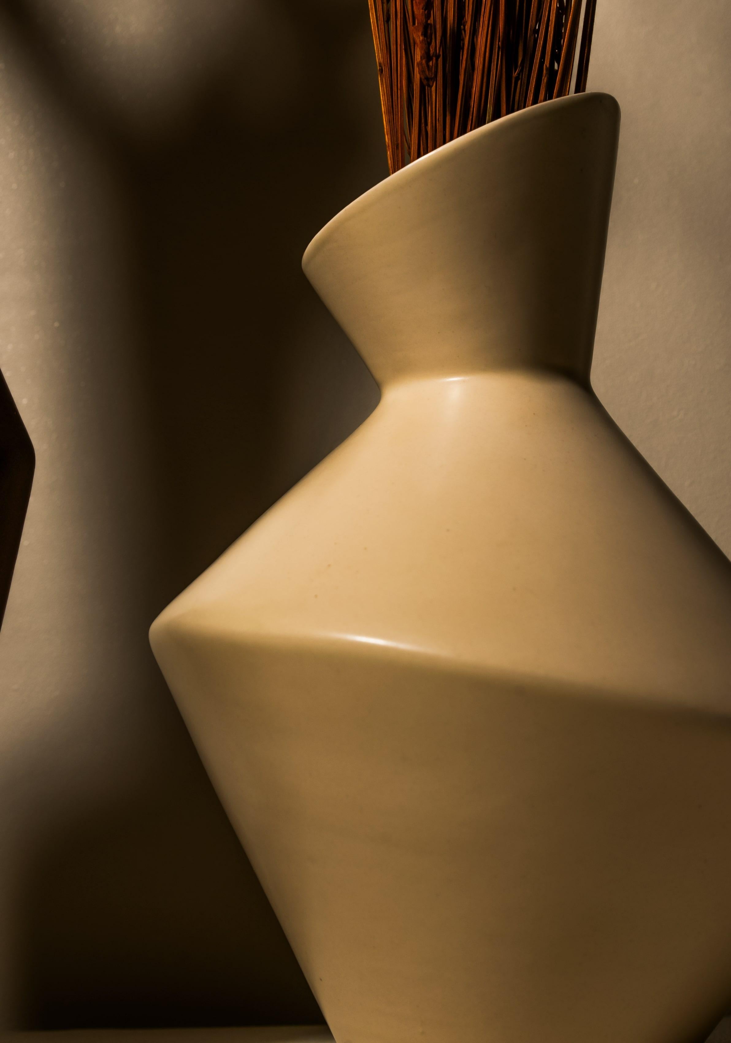 Sienna Dune Contemporary Ceramic Vase Handmade by Busra Ozdemir In New Condition For Sale In ISTANBUL, TR