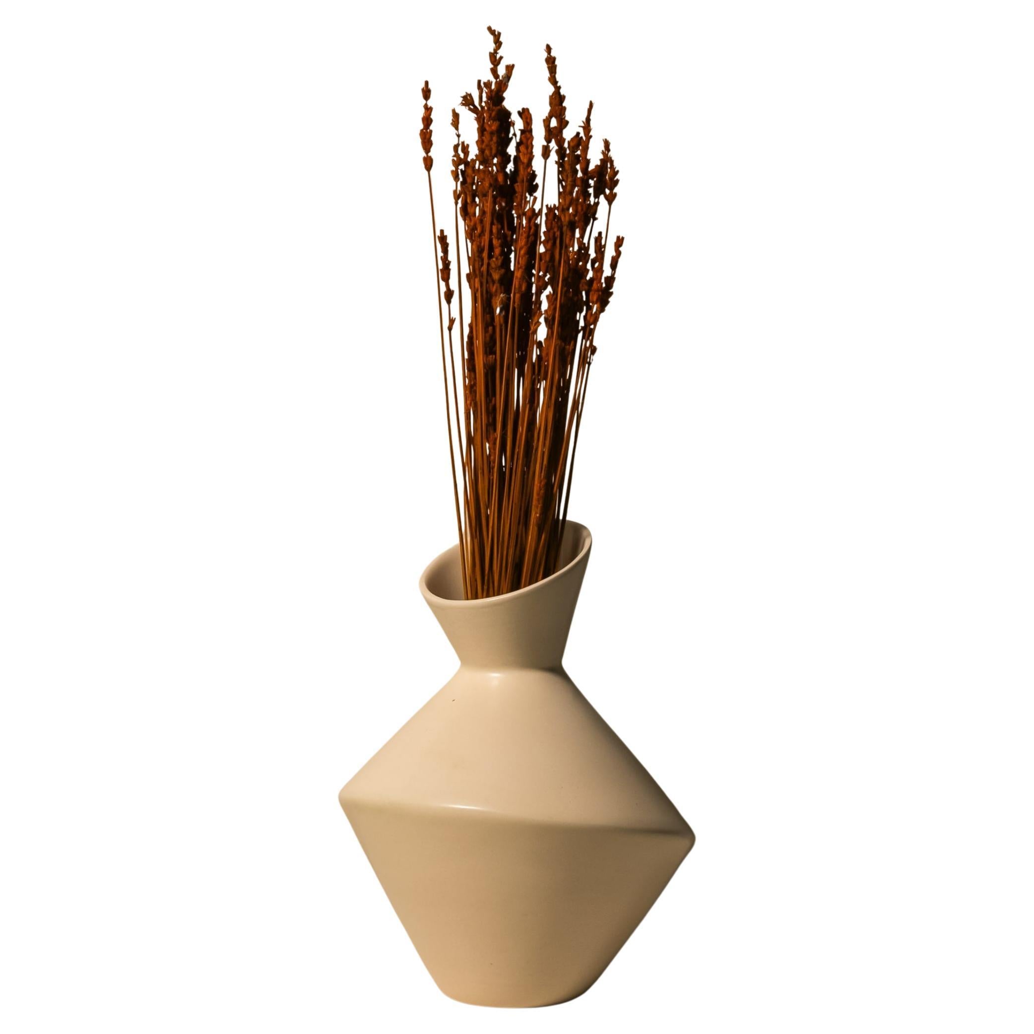 Vaso contemporaneo in ceramica Sienna Dune realizzato a mano da Busra Ozdemir
