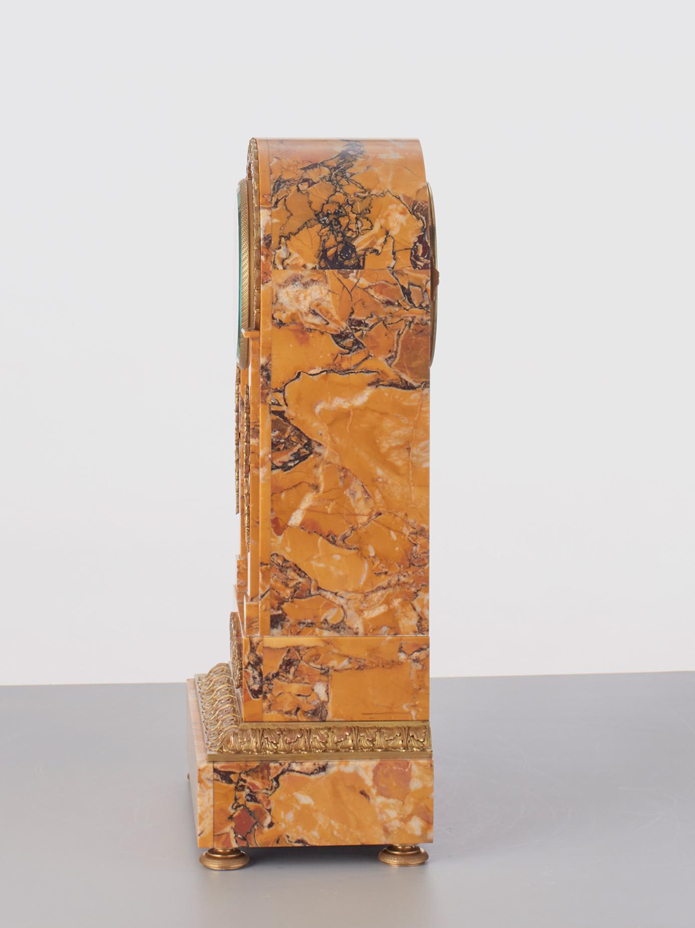 Charles X Horloge en marbre de Sienne avec bougeoirs  en vente