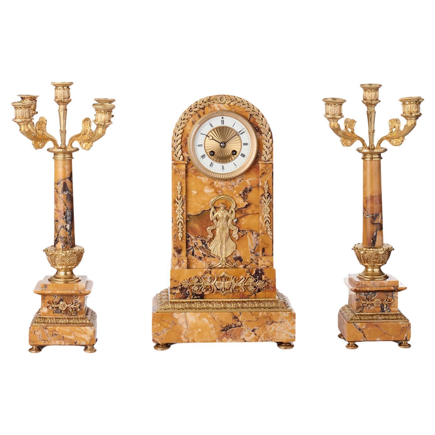 Horloge en marbre de Sienne avec bougeoirs  en vente
