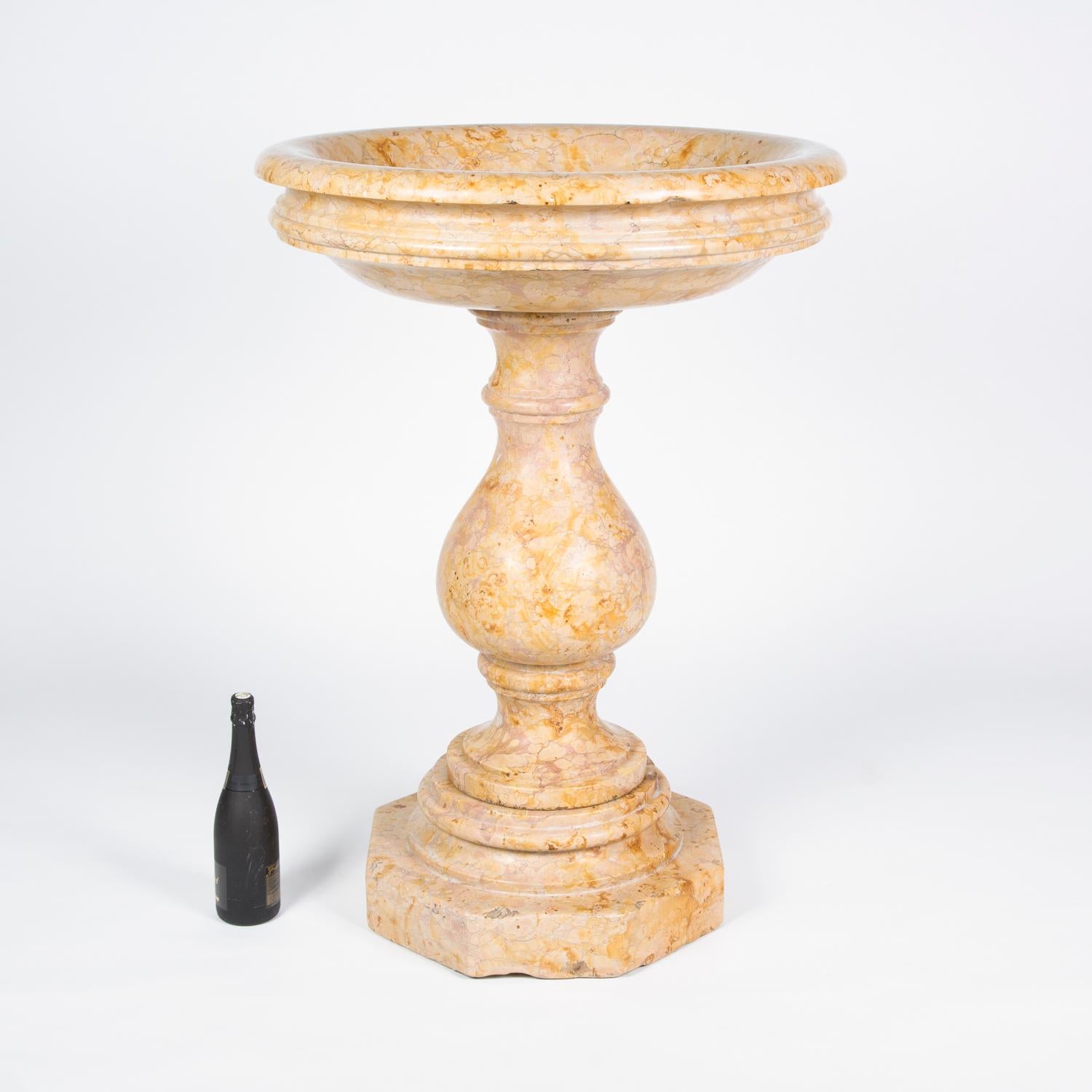 Font aus Siena-Marmor im Angebot 2