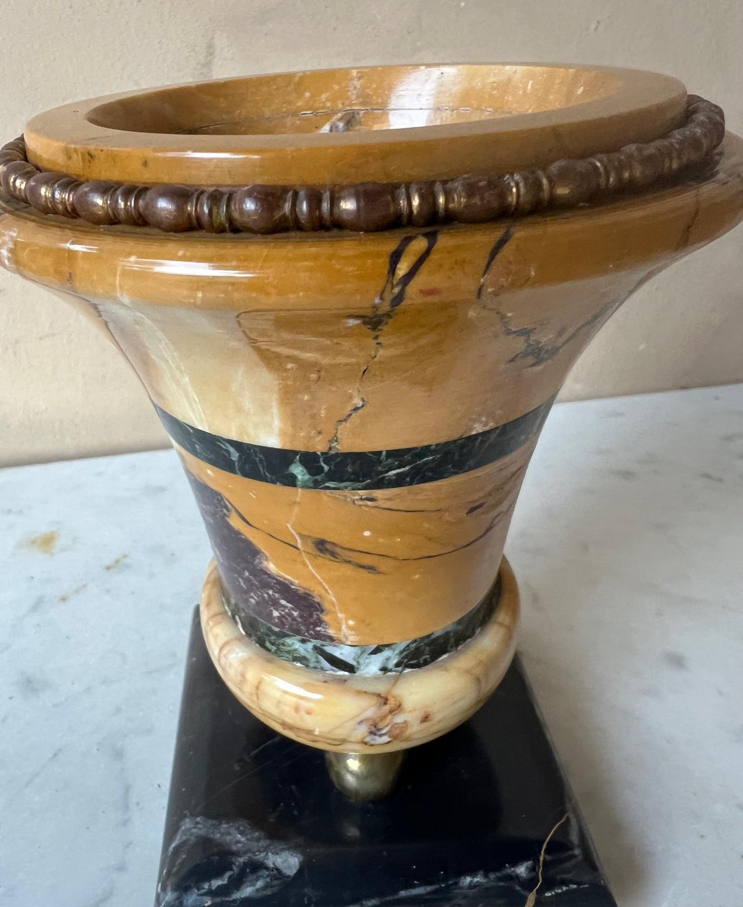 Urna / Vaso in marmo di Siena con base in marmo Nero Portoro e piedi a sfera in ottone, 1880 ca. in vendita 2