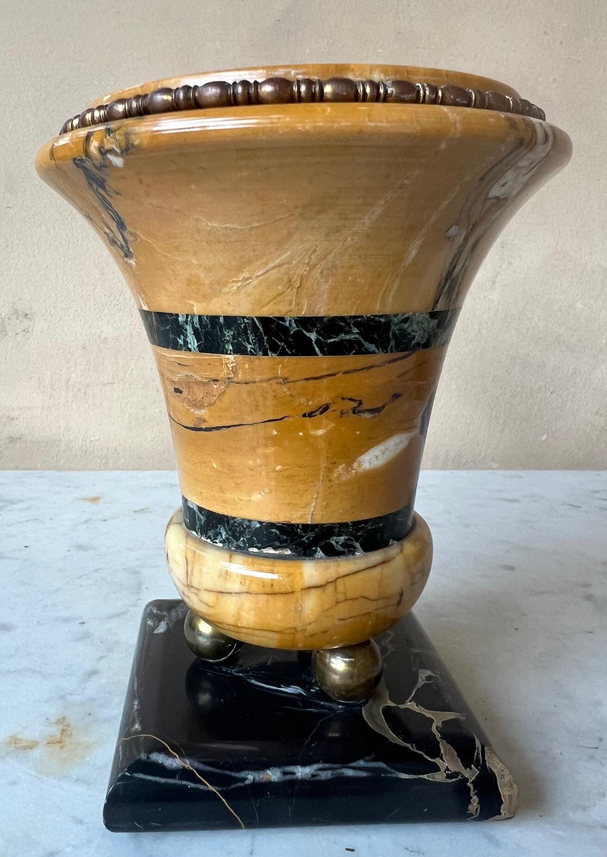 Urna / Vaso in marmo di Siena con base in marmo Nero Portoro e piedi a sfera in ottone, 1880 ca. in vendita 3
