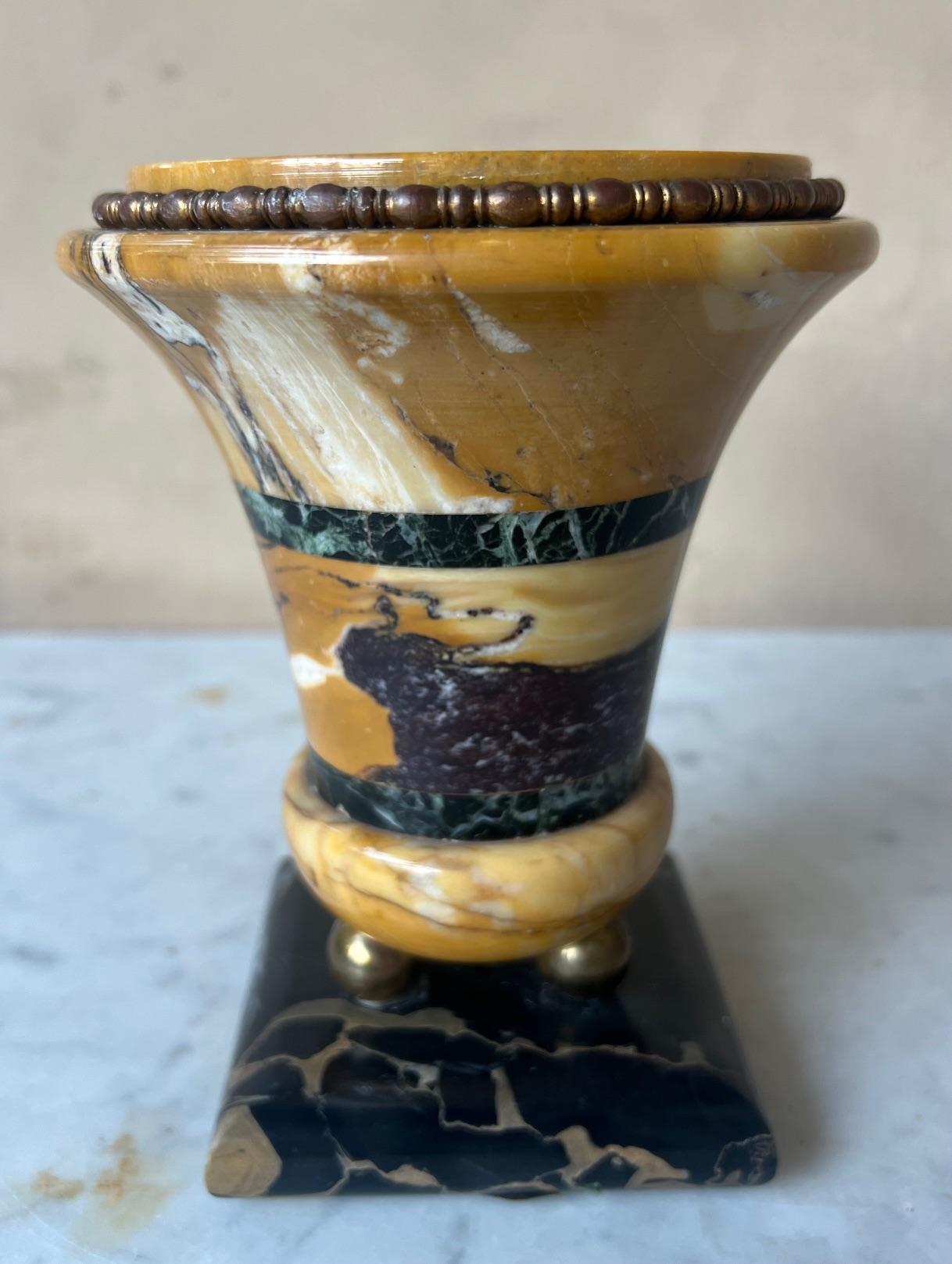 Urna / Vaso in marmo di Siena con base in marmo Nero Portoro e piedi a sfera in ottone, 1880 ca. in vendita 4