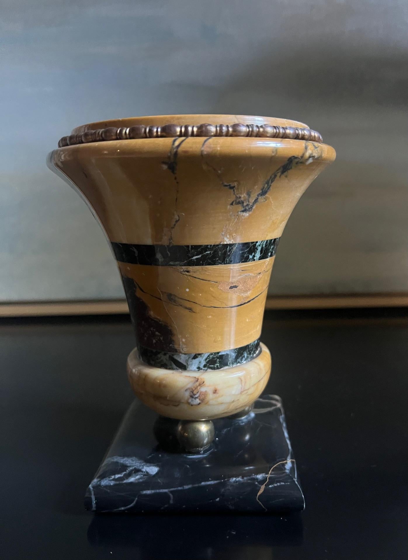 Urna / Vaso in marmo di Siena con base in marmo Nero Portoro e piedi a sfera in ottone, 1880 ca. in vendita 5