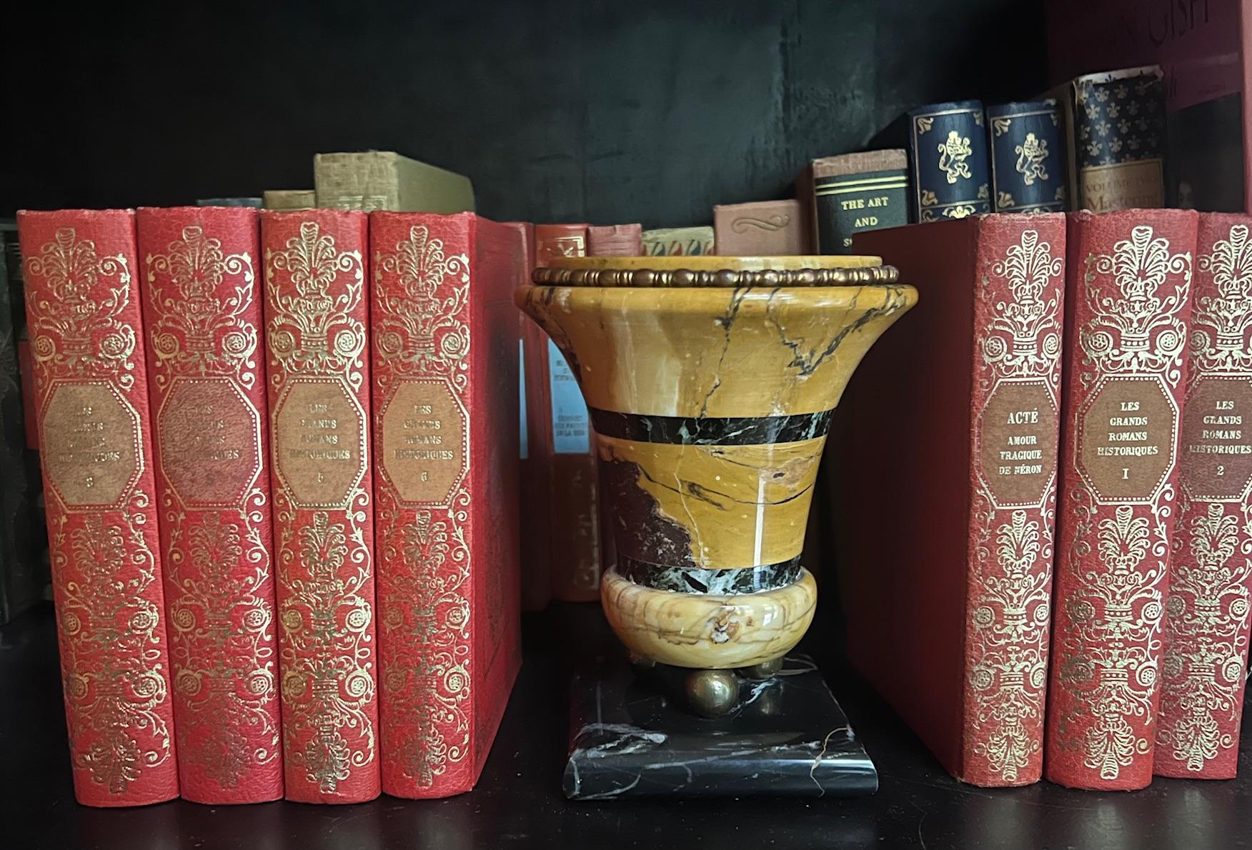 Urna / Vaso in marmo di Siena con base in marmo Nero Portoro e piedi a sfera in ottone, 1880 ca. in vendita 6