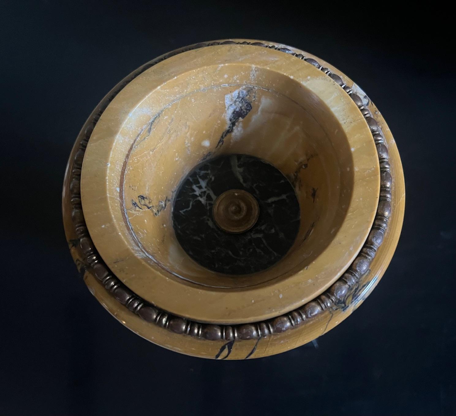 Urna / Vaso in marmo di Siena con base in marmo Nero Portoro e piedi a sfera in ottone, 1880 ca. in vendita 7