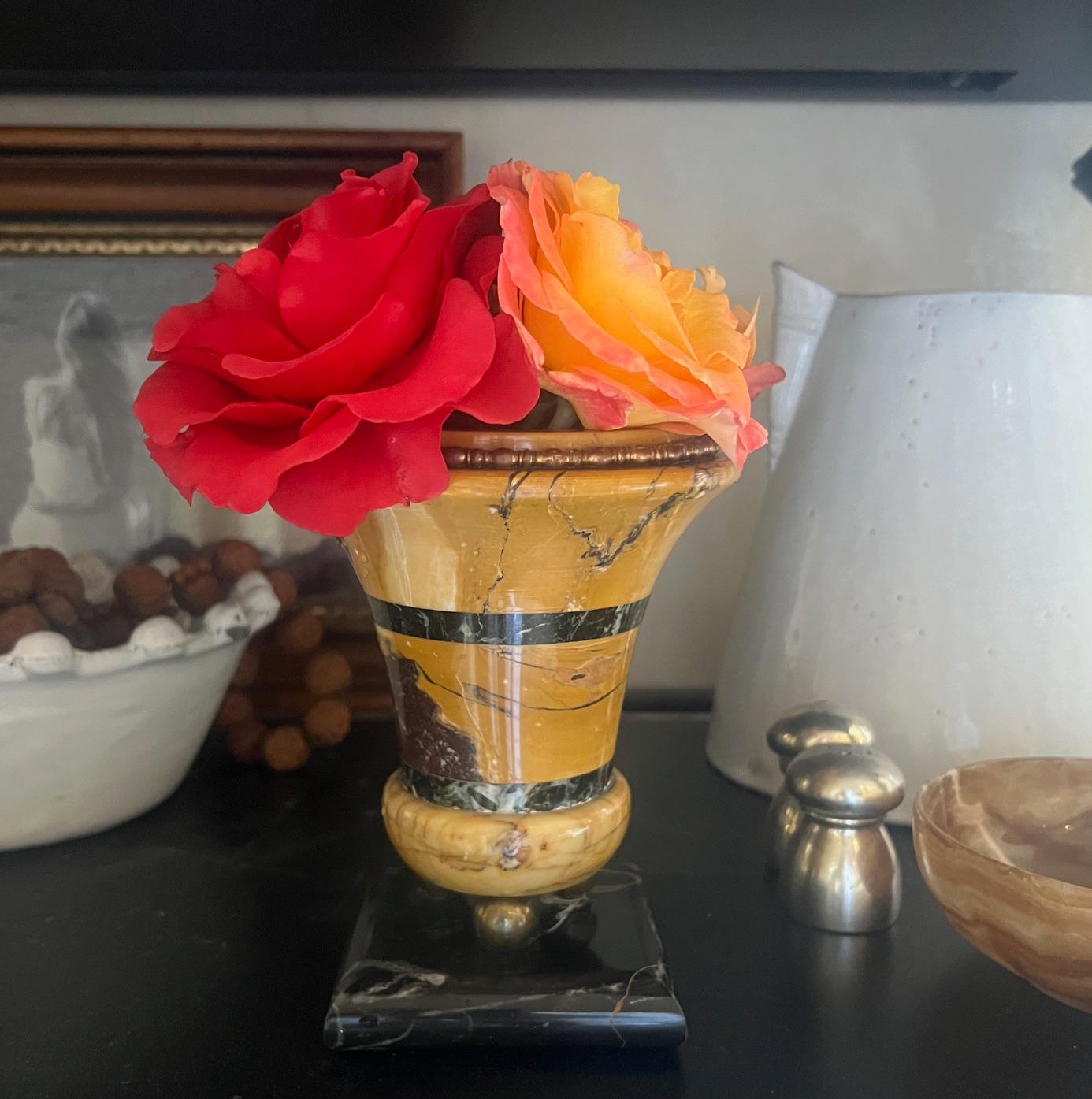 Fine del XIX secolo, Napoleone III francese  Urna / Vaso. Realizzato in marmo di Siena e piedi a sfera in ottone, montato su una base quadrata in marmo Nero Portoro.

 

