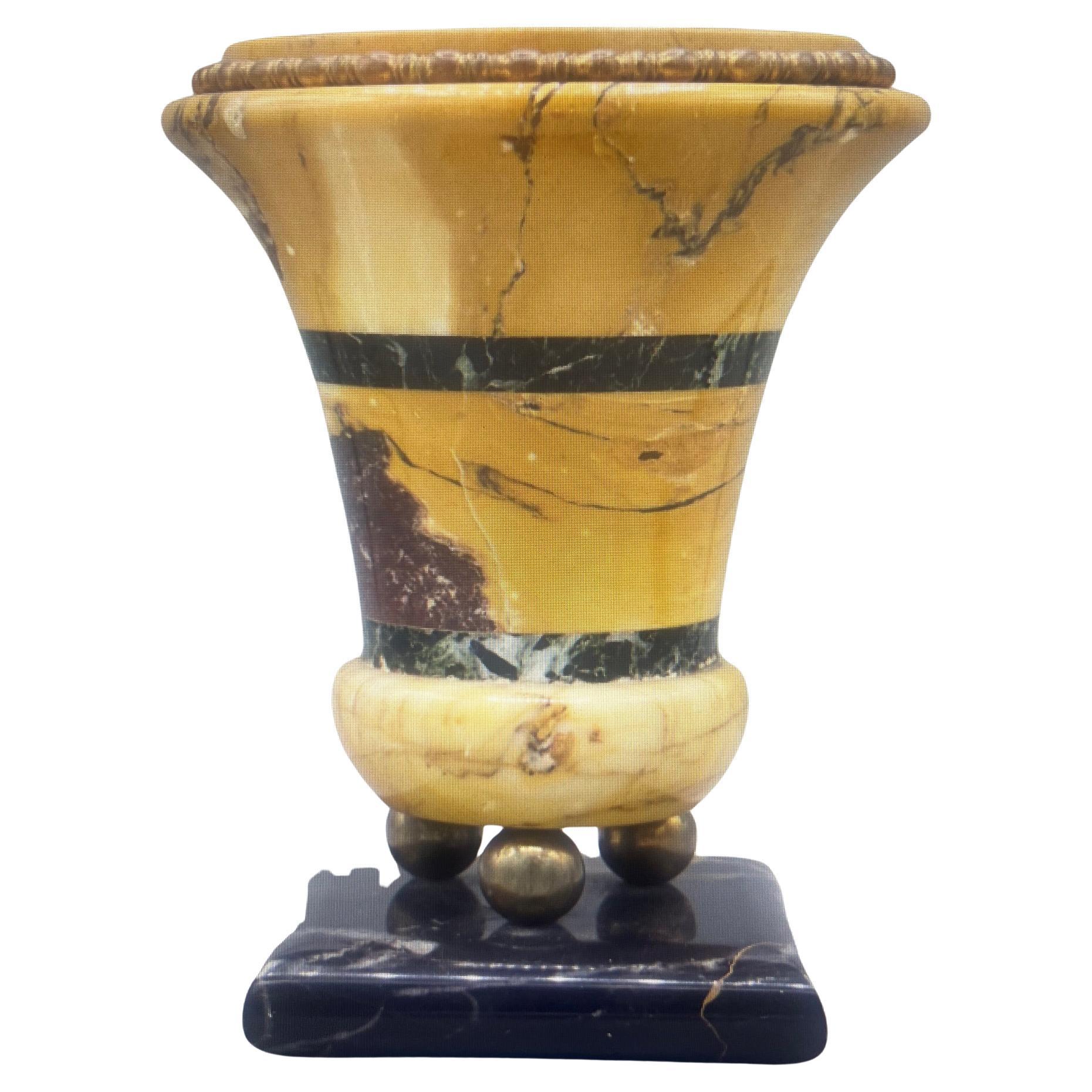 Napoleone III Urna / Vaso in marmo di Siena con base in marmo Nero Portoro e piedi a sfera in ottone, 1880 ca. in vendita