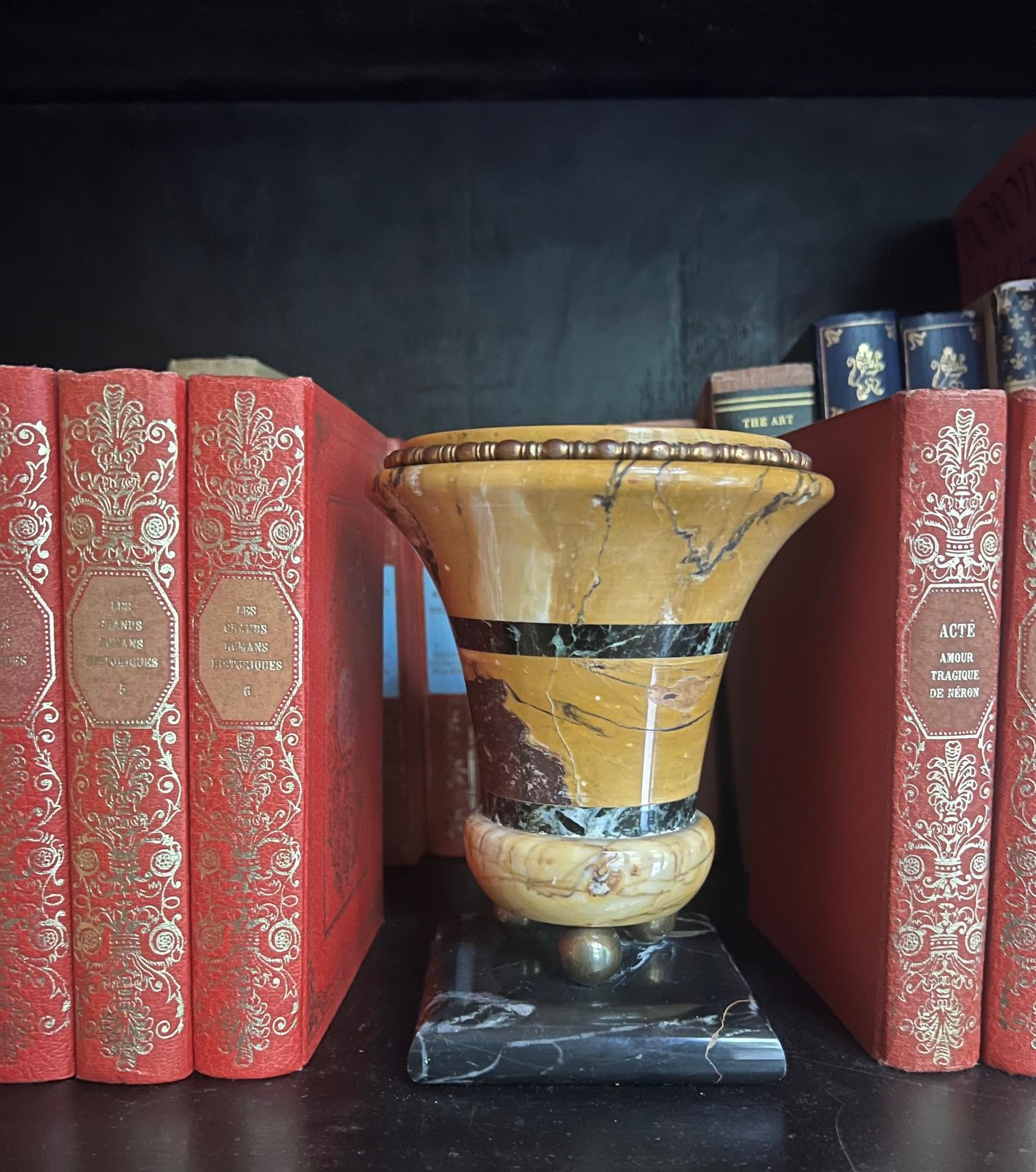 Francese Urna / Vaso in marmo di Siena con base in marmo Nero Portoro e piedi a sfera in ottone, 1880 ca. in vendita