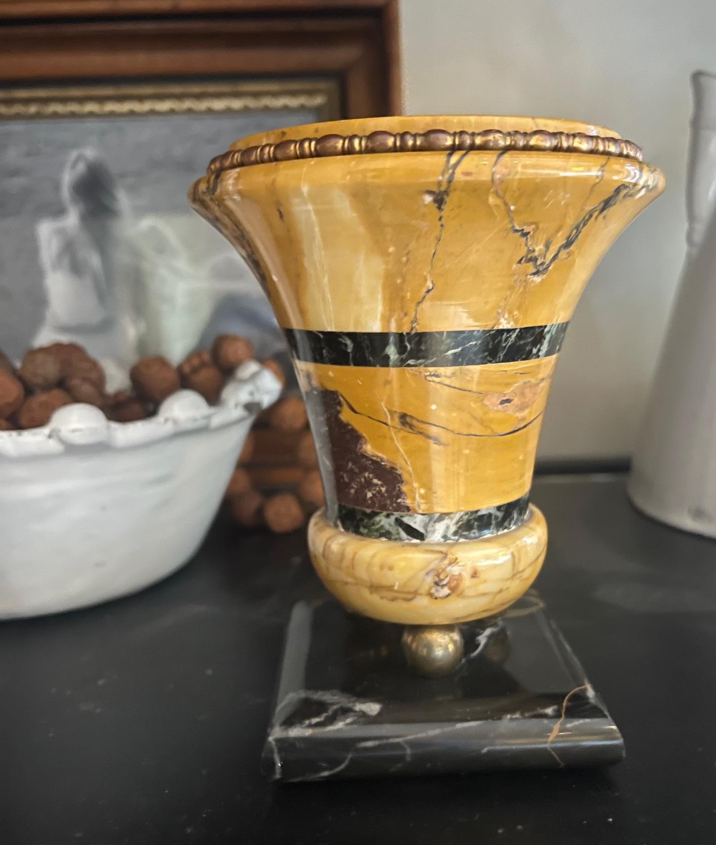 Fatto a mano Urna / Vaso in marmo di Siena con base in marmo Nero Portoro e piedi a sfera in ottone, 1880 ca. in vendita