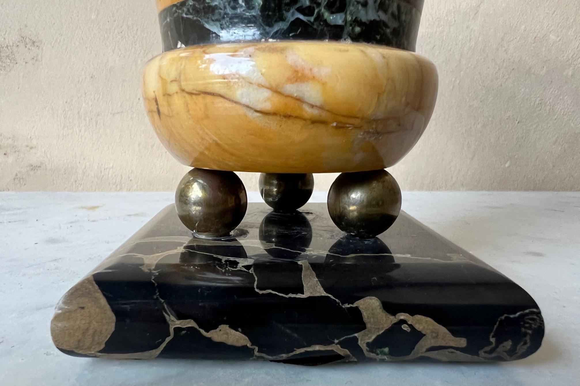 Urna / Vaso in marmo di Siena con base in marmo Nero Portoro e piedi a sfera in ottone, 1880 ca. In condizioni buone in vendita a Ross, CA