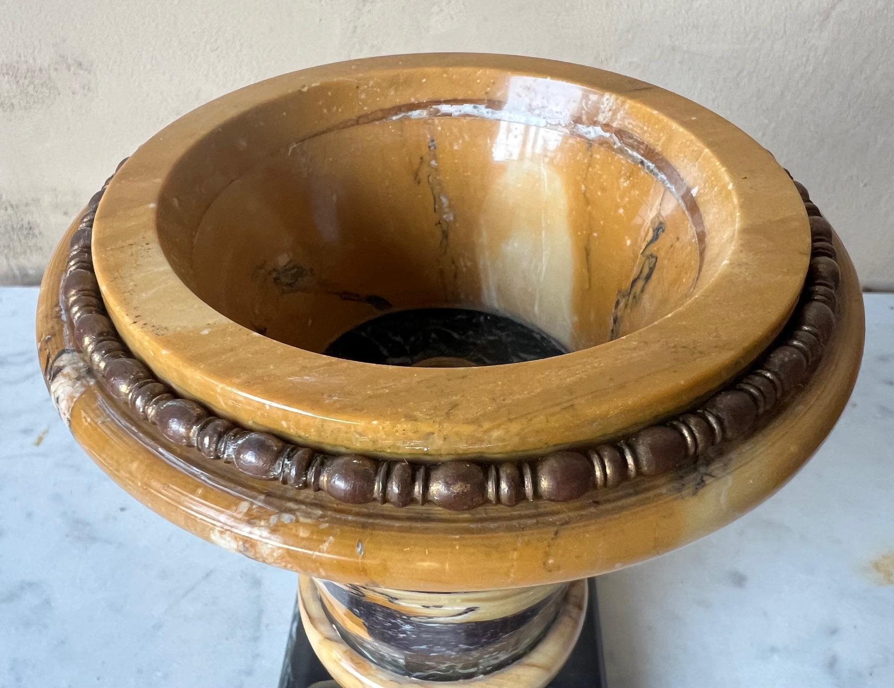 Ottone Urna / Vaso in marmo di Siena con base in marmo Nero Portoro e piedi a sfera in ottone, 1880 ca. in vendita