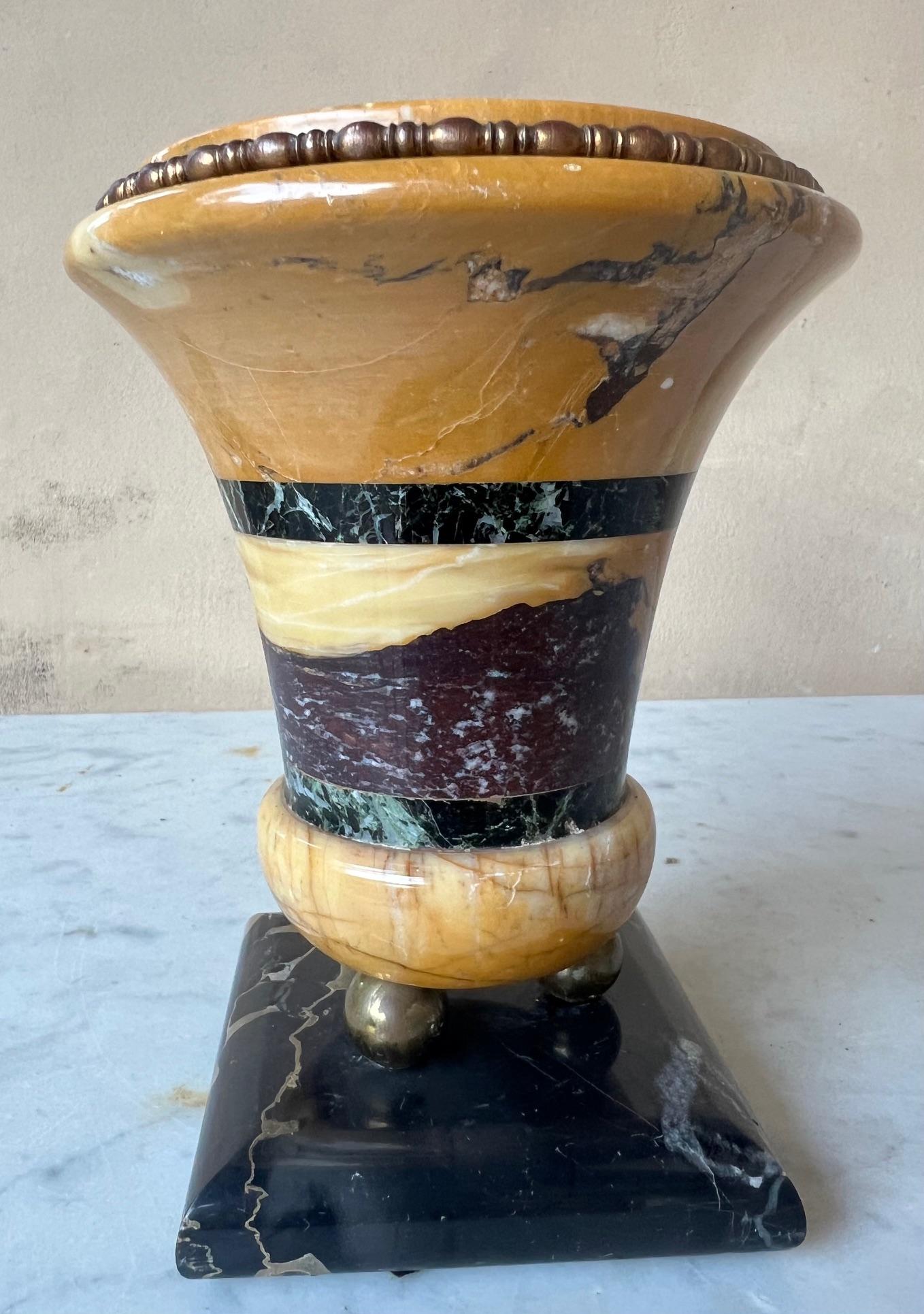 Urna / Vaso in marmo di Siena con base in marmo Nero Portoro e piedi a sfera in ottone, 1880 ca. in vendita 1