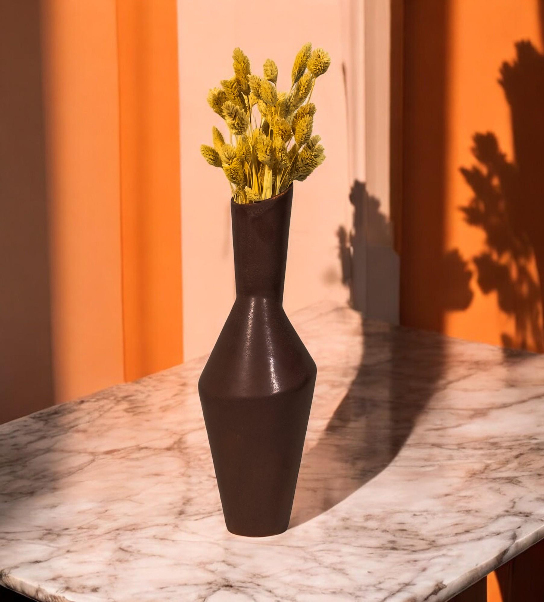 Le vase Sienna s'inspire des sols et des couleurs ensoleillés de l'Italie. Fabriqué à la main avec précision, ce vase présente des transitions nettes et des courbes gracieuses qui évoquent les paysages enchanteurs de la Toscane. Les tons bruns