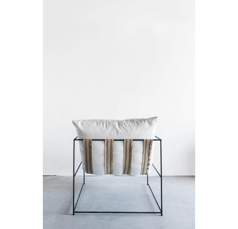 La Silla Sierra se fabrica a mano localmente en Los Ángeles, California. La pieza tapizada más emblemática se considera no sólo por su diseño inconfundible, sino también por su excepcional comodidad. Un armazón de acero abierto y delgado permite que