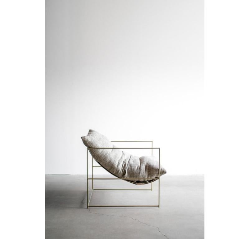 La chaise Sierra est fabriquée à la main à Los Angeles, en Californie. Cette chaise fait partie de la collection Signature Sierra Chair. Cette collection ne peut pas être personnalisée. 
ACIER INDUSTRIEL + DUVET + TOILE TISSÉE
FINITION PAR
