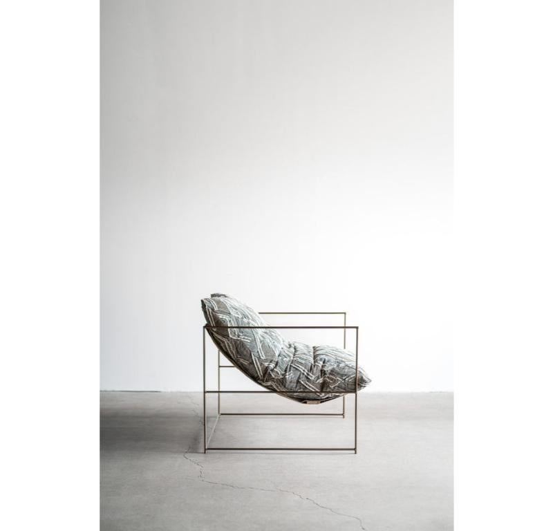 La chaise Sierra est fabriquée à la main à Los Angeles, en Californie. Cette chaise fait partie de la collection Signature Sierra Chair. Cette Collection ne peut pas être personnalisée.
ACIER INDUSTRIEL + DUVET + TISSU JACQUARD
FINITION PAR
