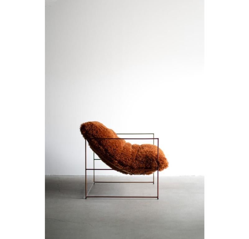 La Silla Sierra está hecha a mano localmente en Los Ángeles, California. Esta silla forma parte de la colección de sillas Signature Sierra. Esta colección no se puede personalizar. 
ACERO INDUSTRIAL + PLUMÓN + TEJIDO SHAG
ACABADO DE PINTURA EN