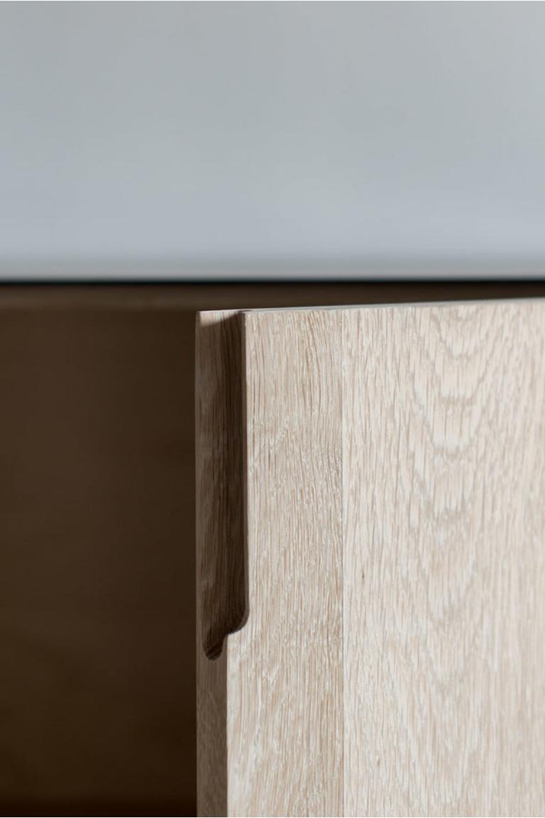 Cette crédence est fabriquée sur mesure à Los Angeles. L'enveloppe en acier industriel est cisaillée à la taille voulue et fixée à un substrat. Le bois est coupé à la dimension voulue et assemblé à la face de la porte. Quatre portes avec charnières